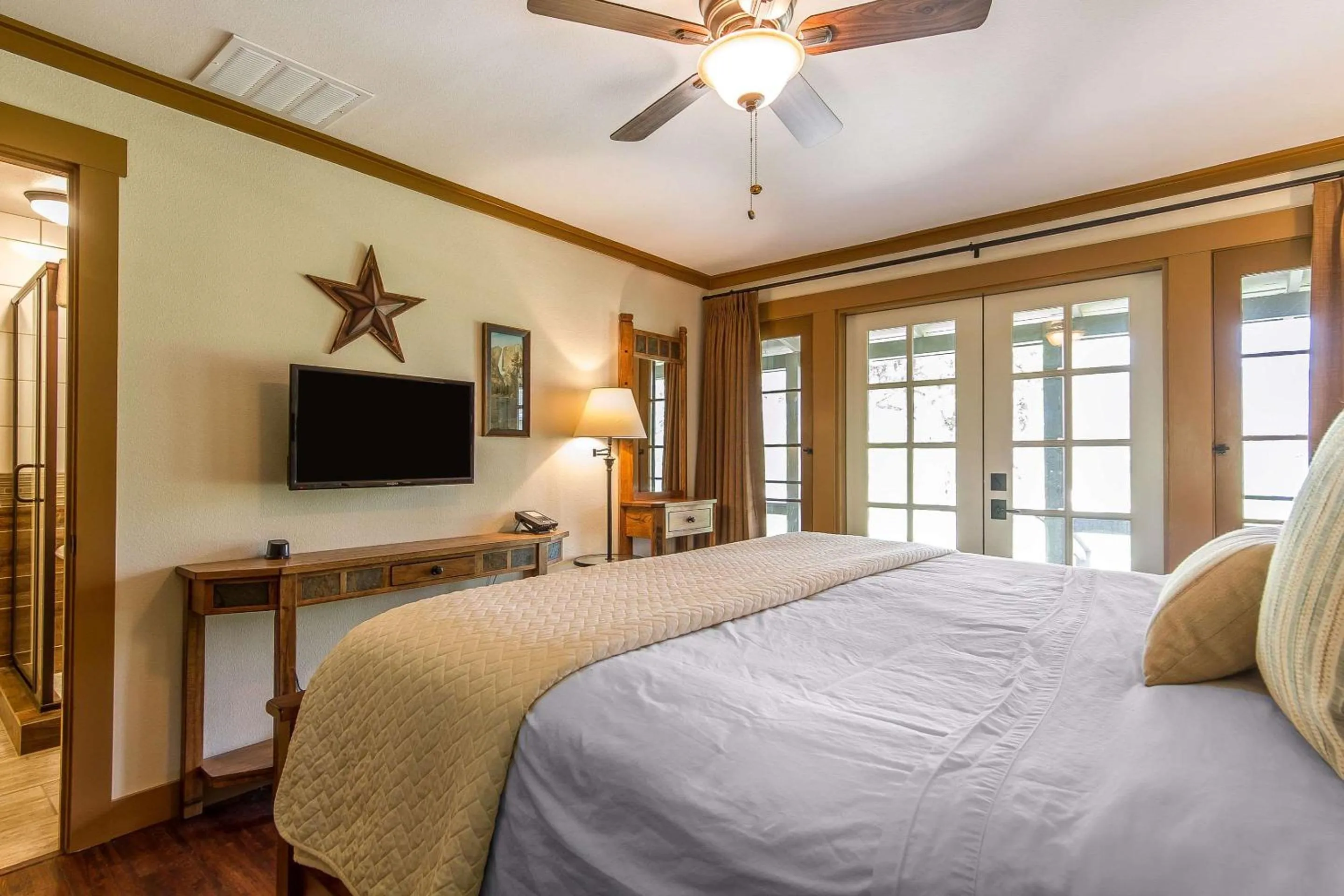 Photo of the whole room, Bed in Sierra Sky Ranch