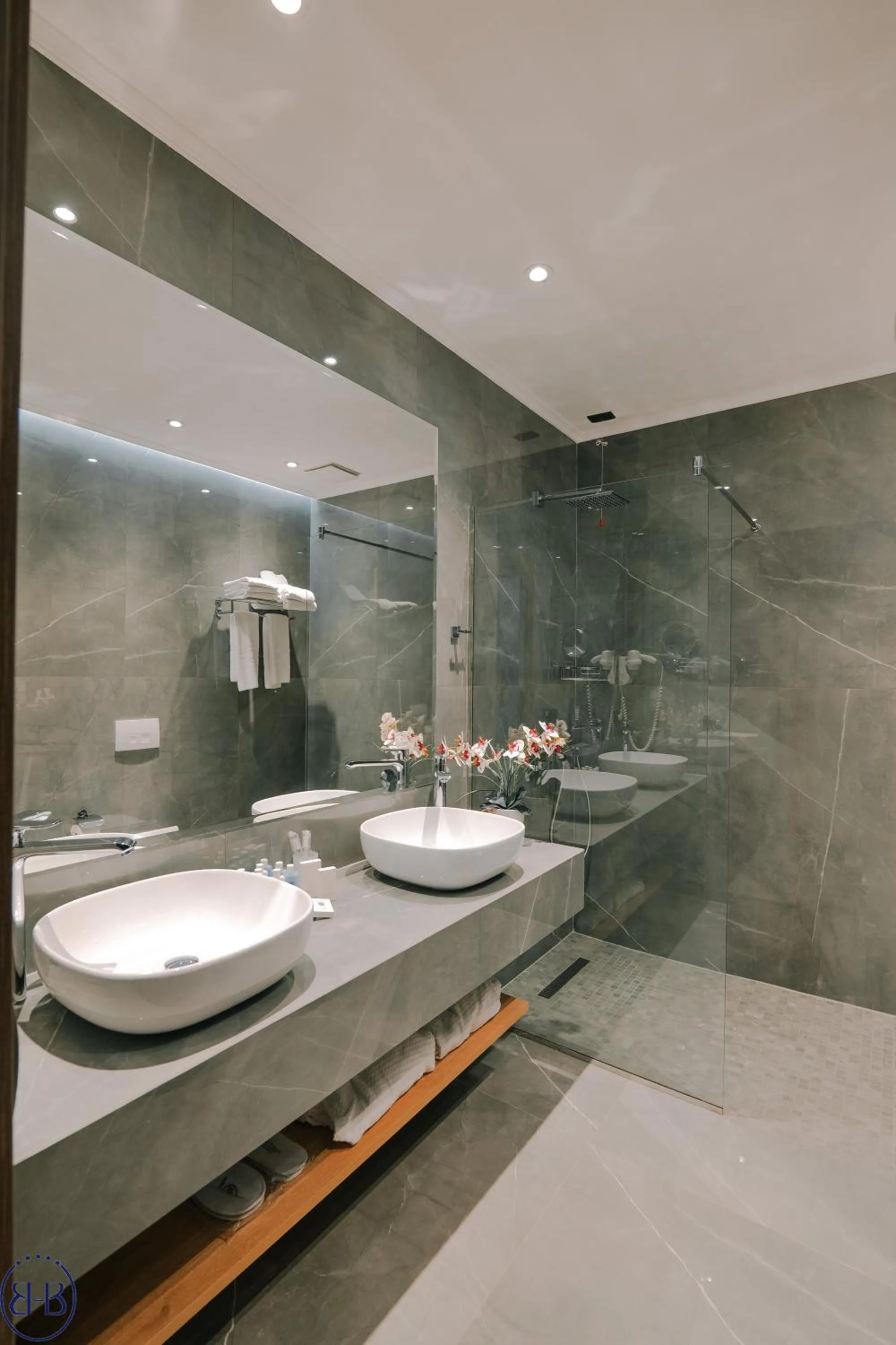 Shower in Hotel Saranda Butrinti, Affiliated by Melia