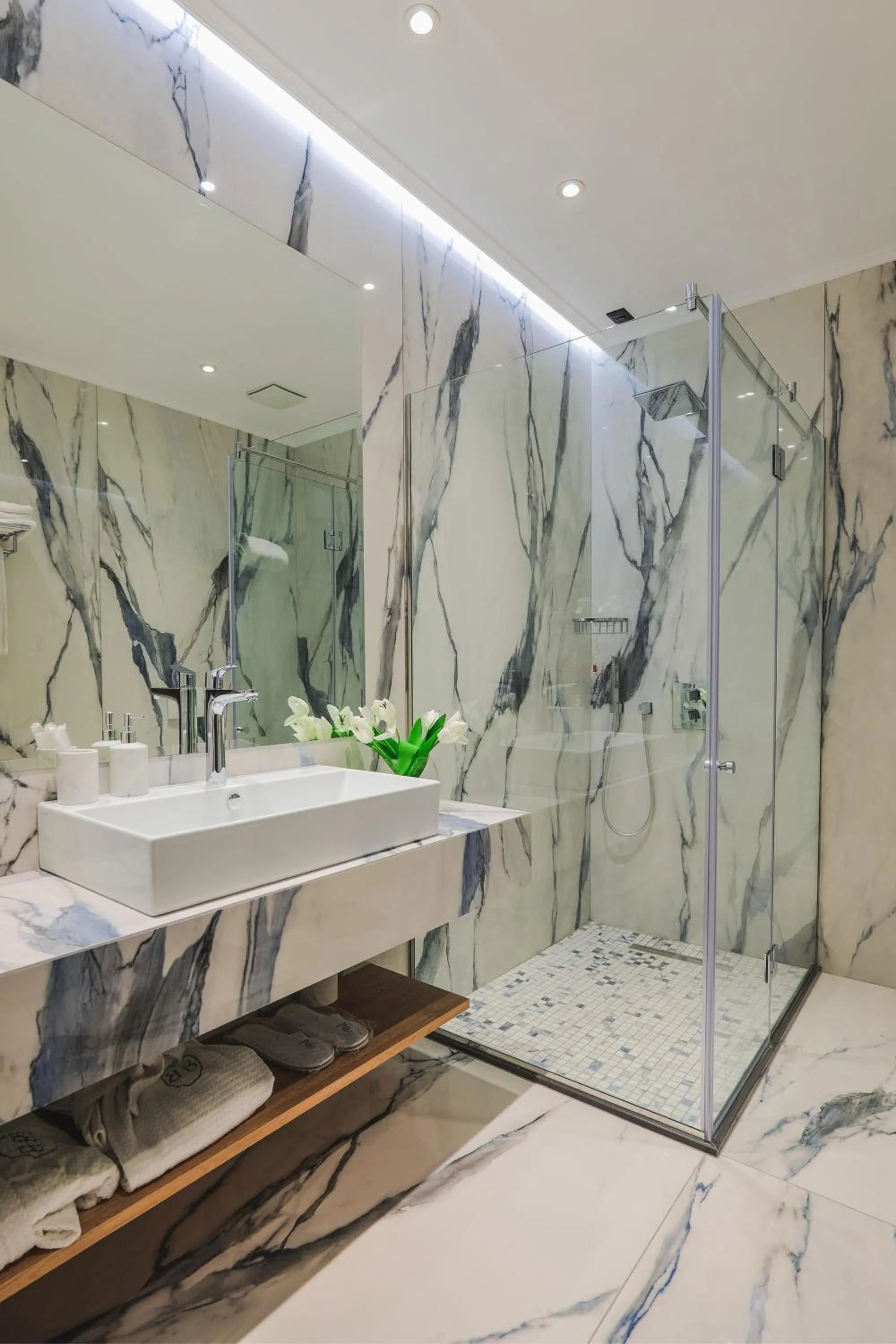 Shower in Hotel Saranda Butrinti, Affiliated by Melia