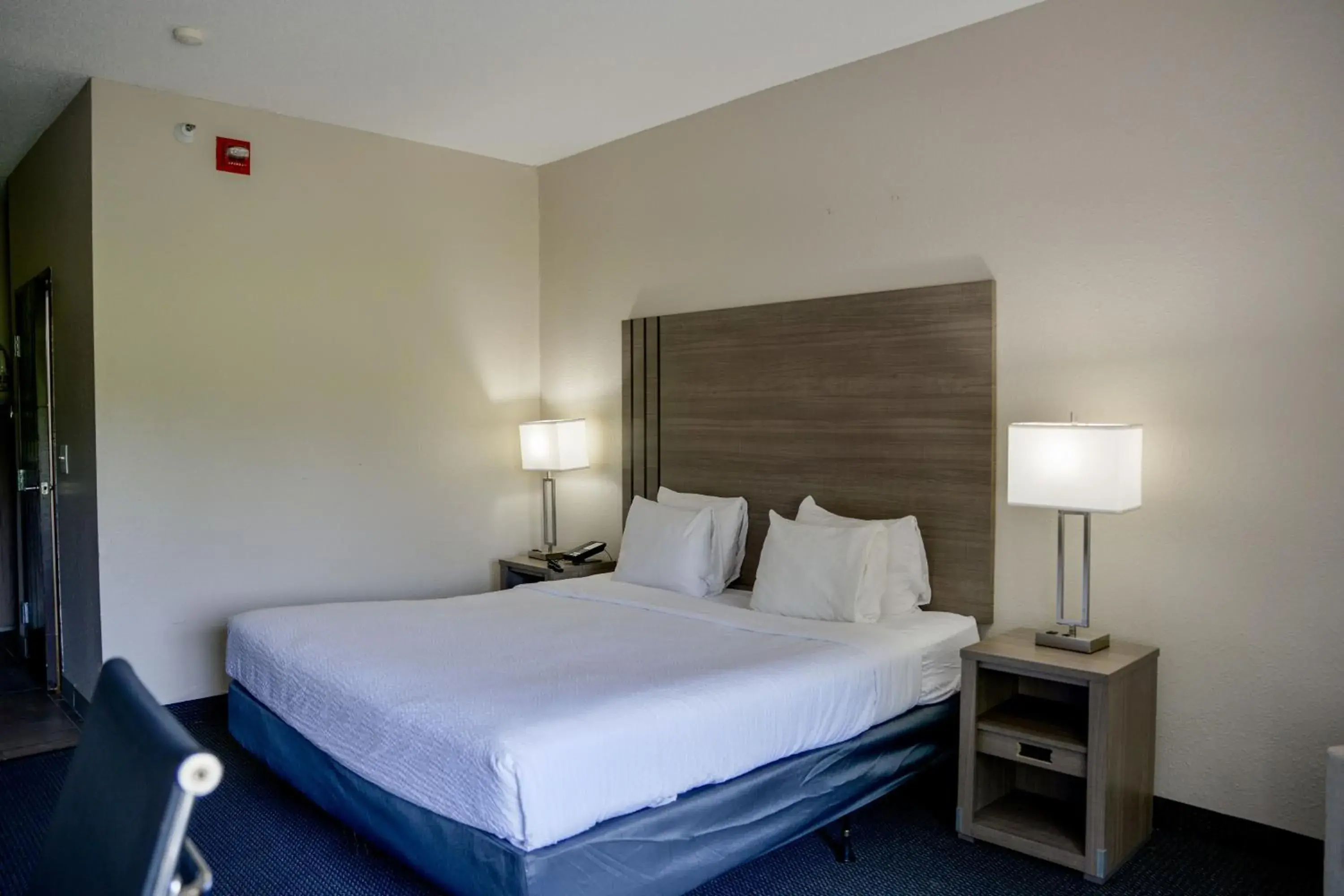 1 King Bed, Deluxe, Mobility Accessible Room, Roll-In Shower, Non-Smoking in Baymont by Wyndham O'Fallon St. Louis Area 1 King Bed, Deluxe, Mobility Accessible Room, Roll-In Shower, Non-Smoking in Baymont by Wyndham O'Fallon St. Louis Area