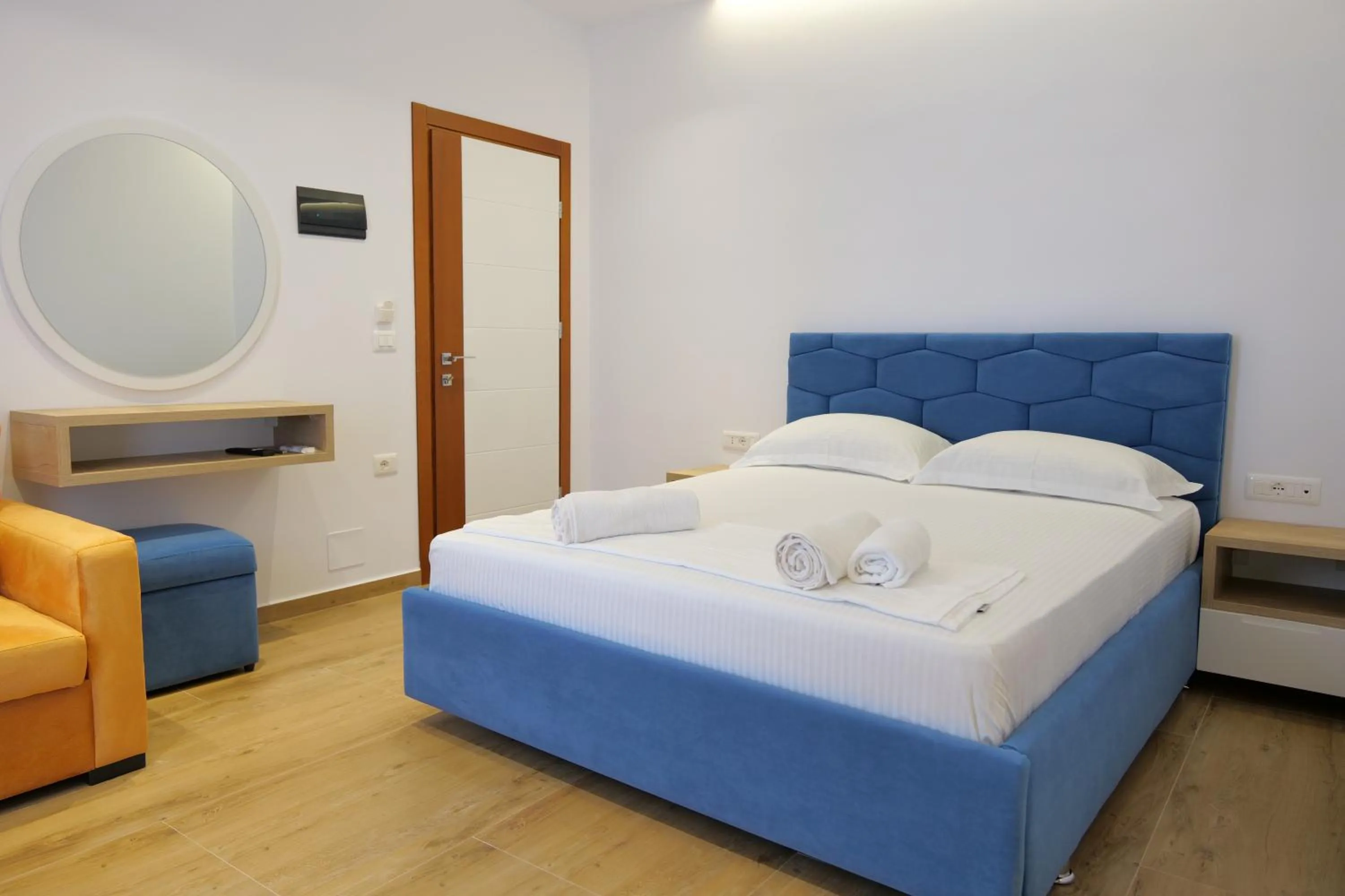 Bedroom, Bed in Summer Point Hotel