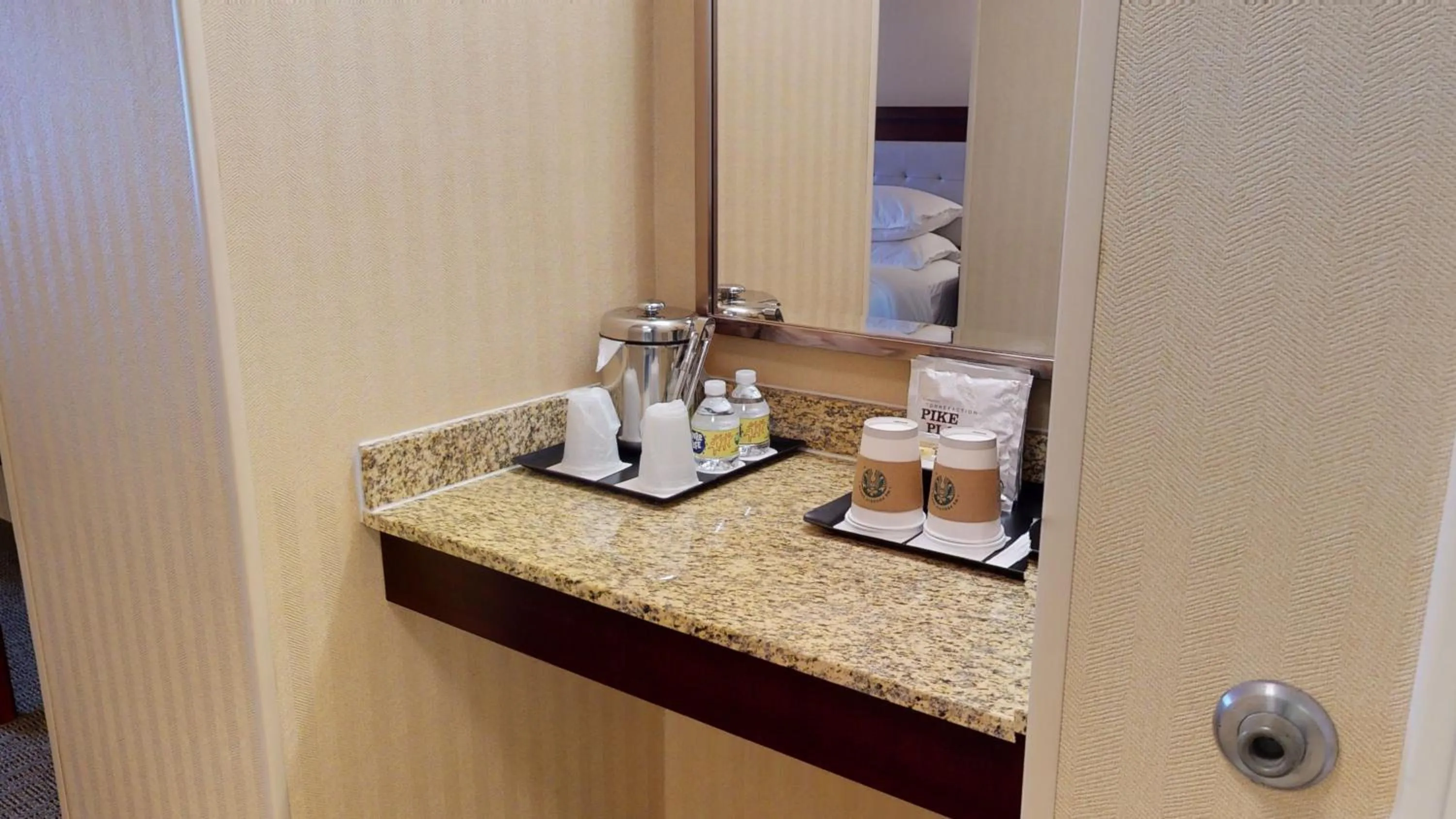 Coffee/tea facilities in Sheraton West Des Moines