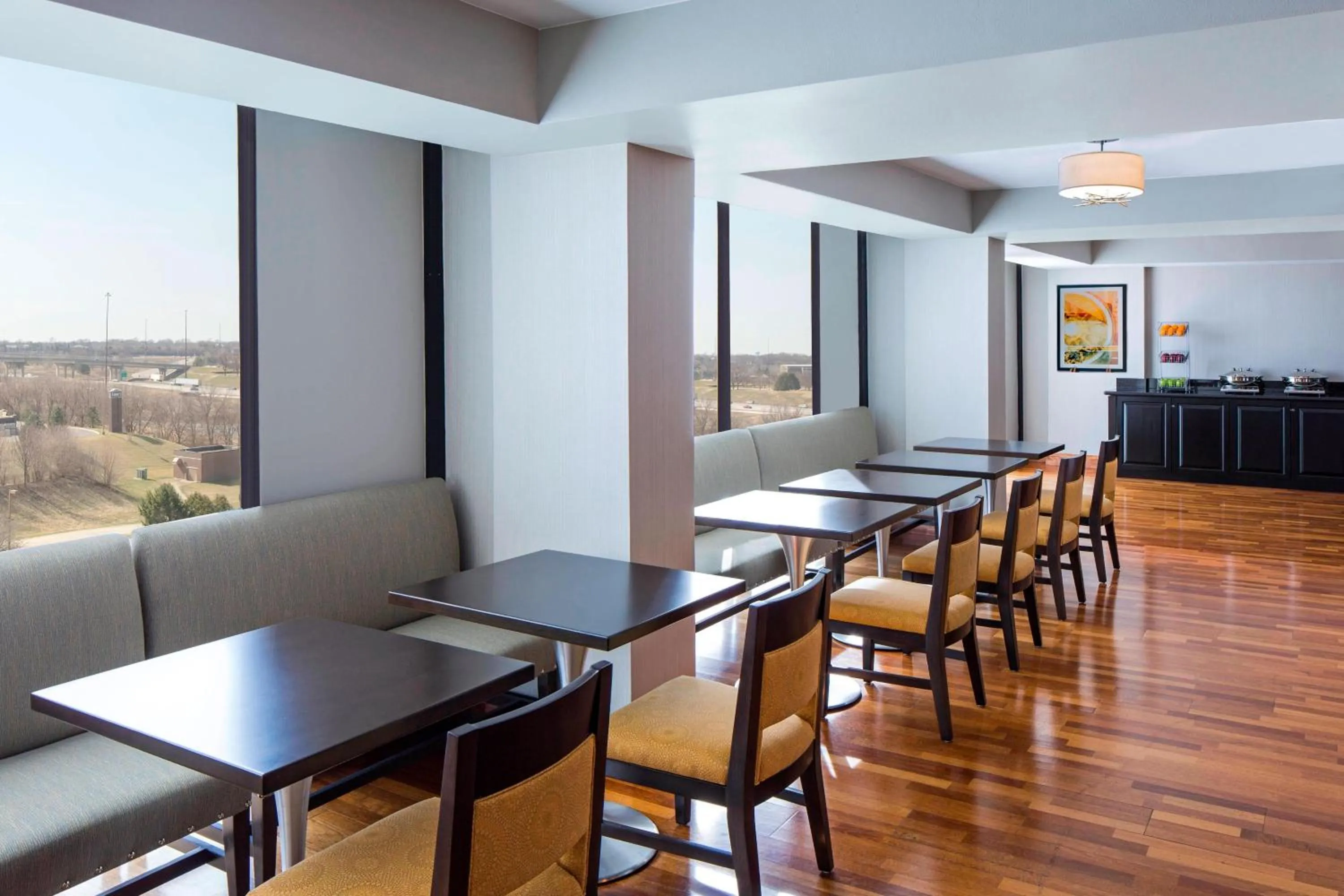 Lounge or bar in Sheraton West Des Moines