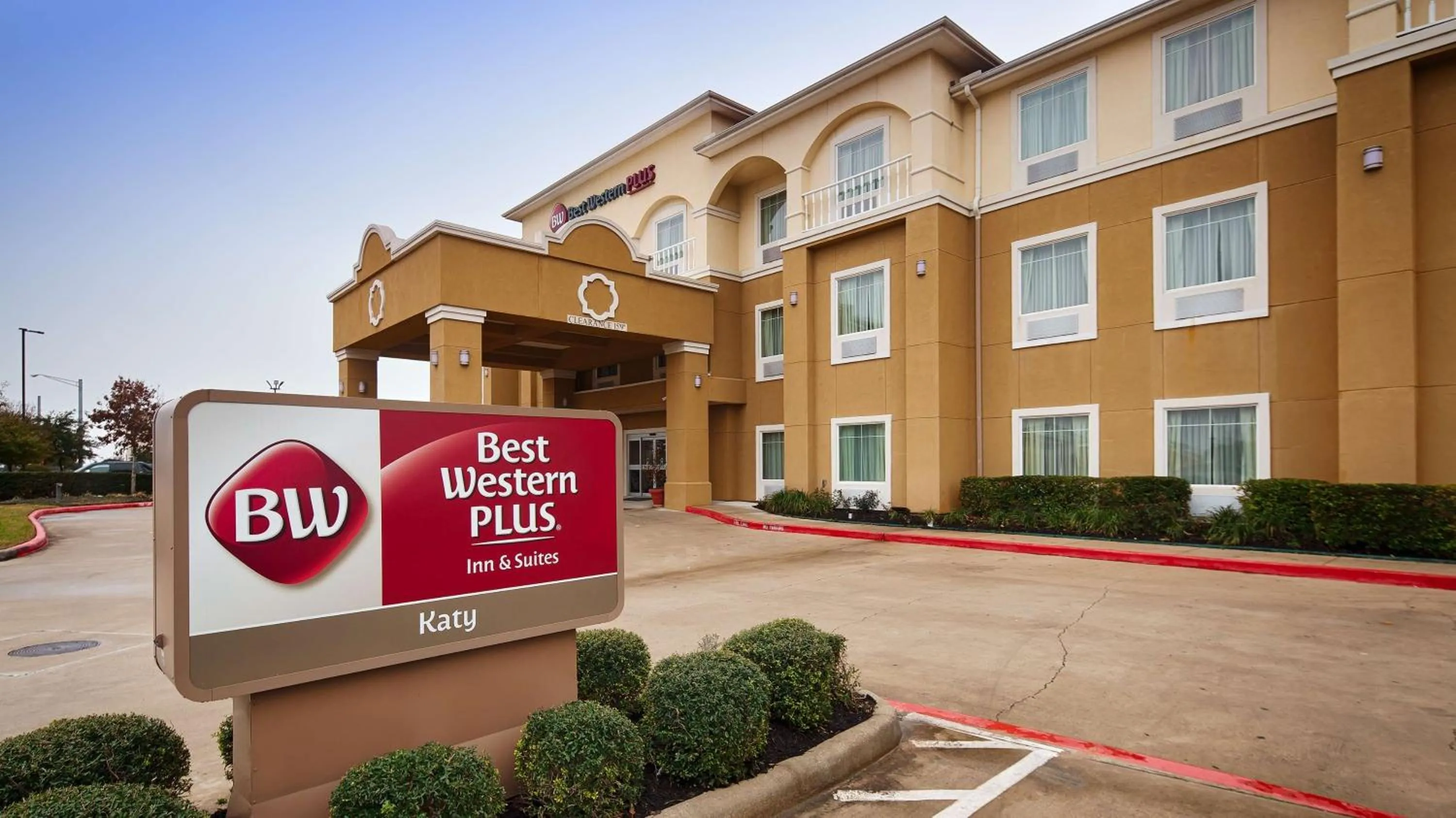 Property building in Best Western Plus Katy Inn & Suites