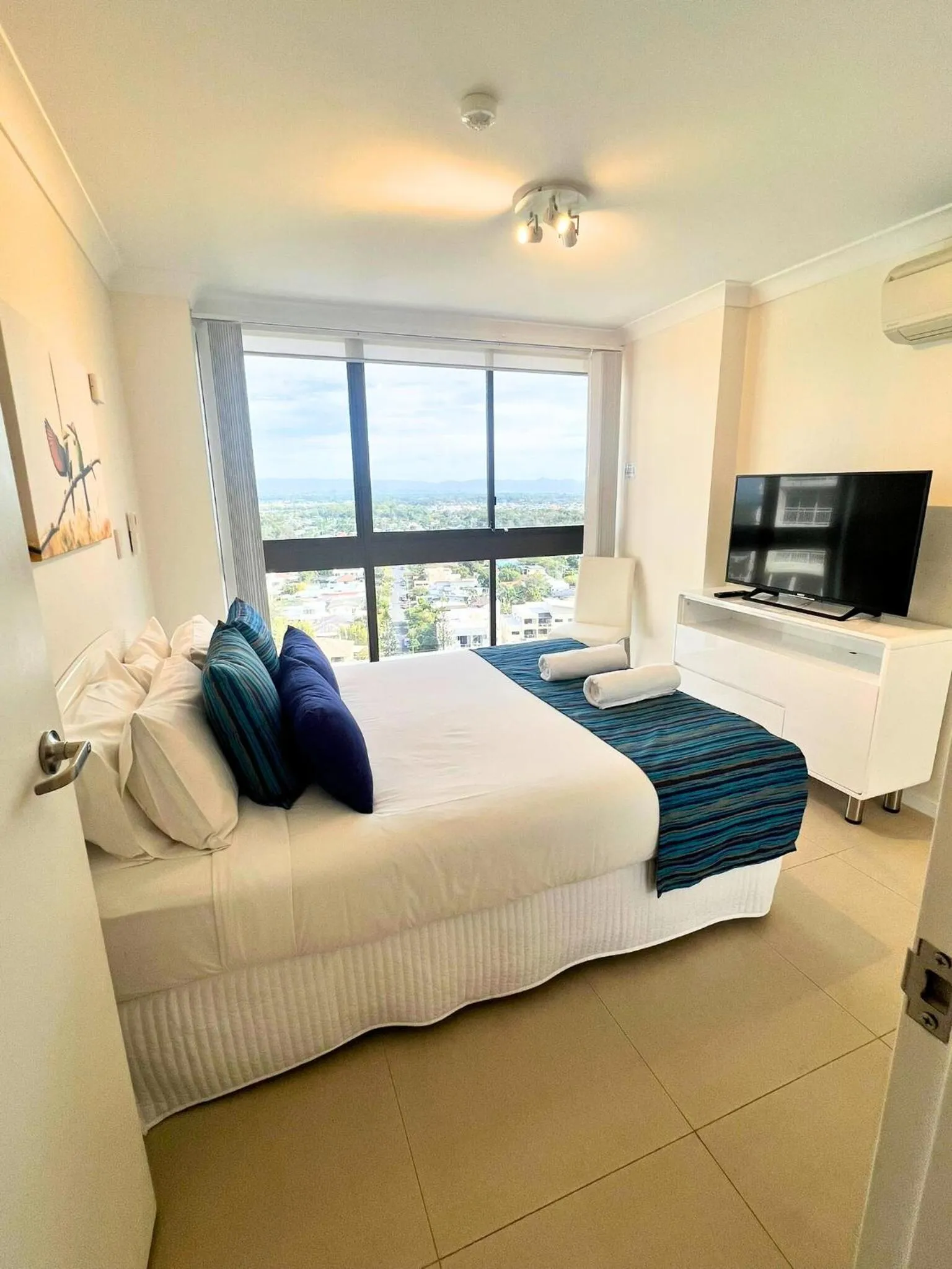 Bedroom, Bed in Broadwater Shores Waterfront Apartments