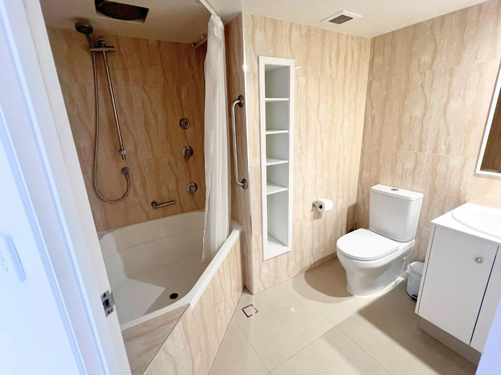 Bath in Broadwater Shores Waterfront Apartments