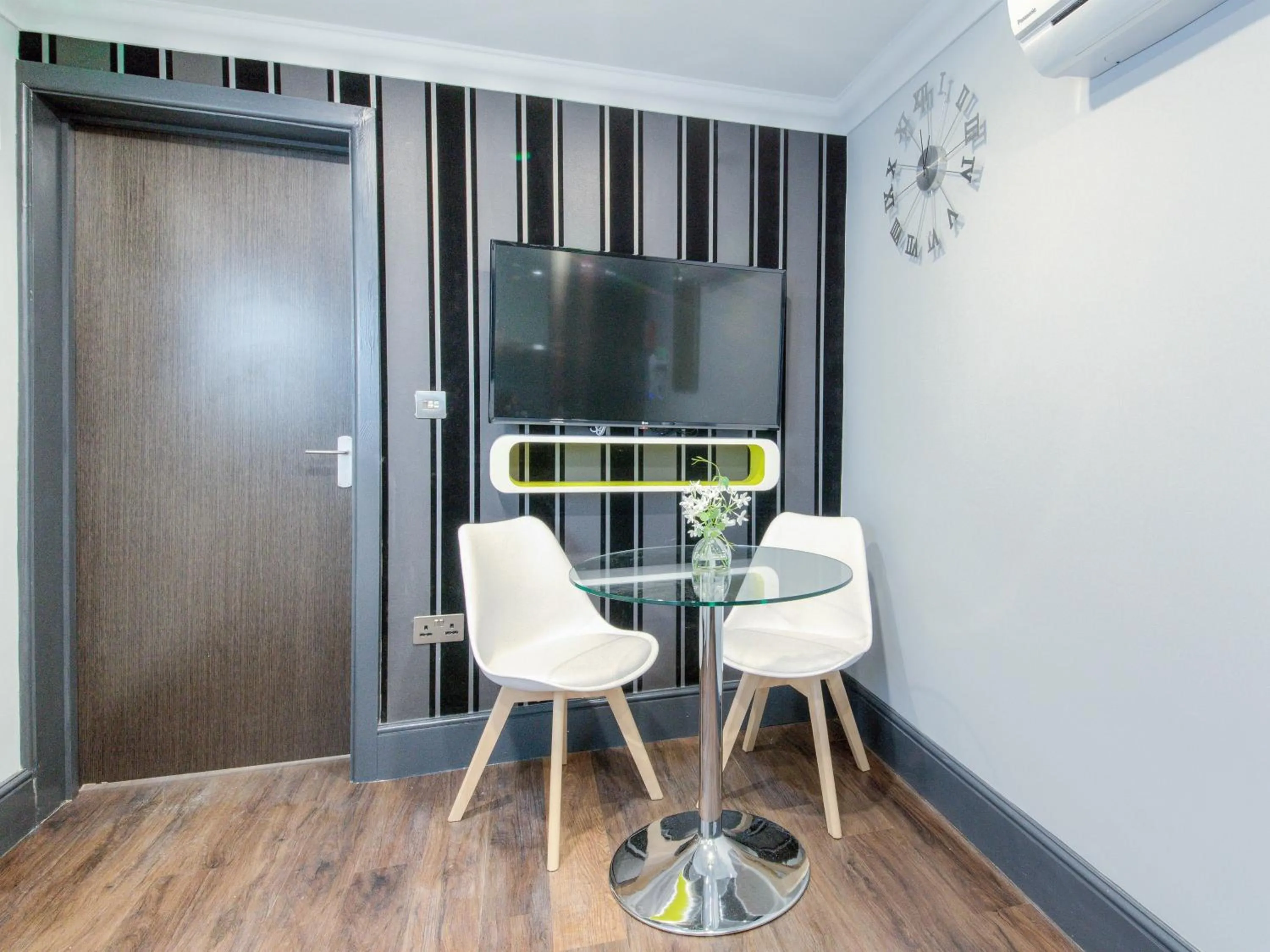 Bedroom in Remaotel The Bromley Apartments