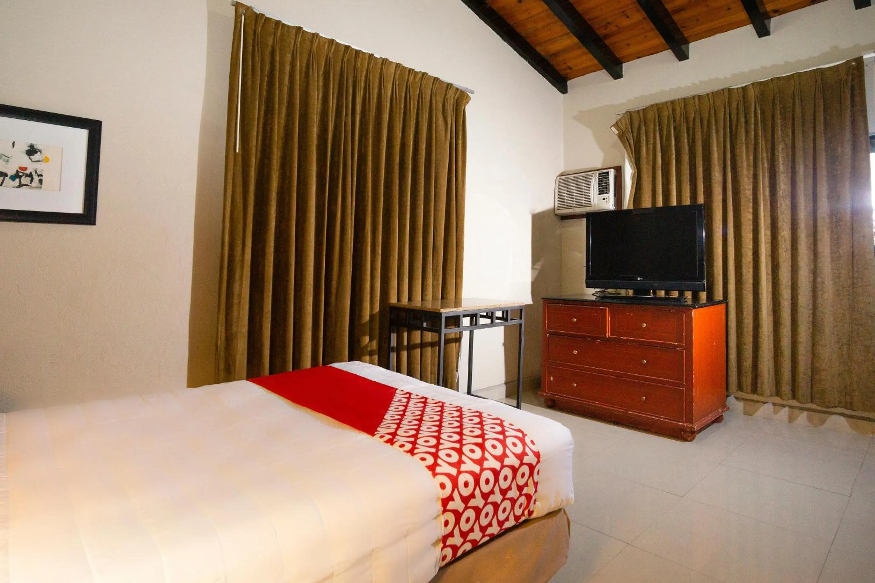 Bedroom, TV/Entertainment Center in OYO Hotel Hacienda Don Luis, Rosarito