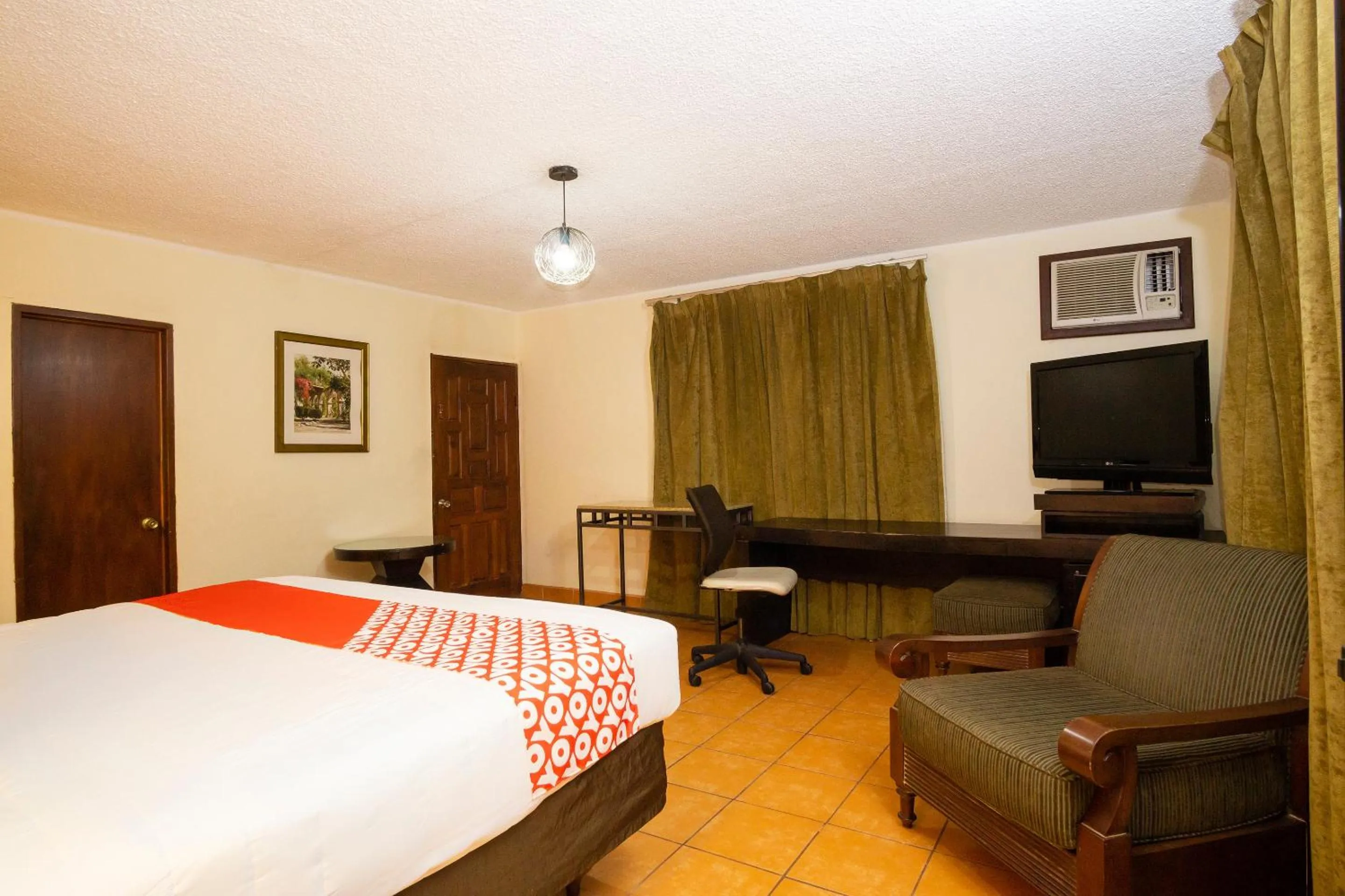 Bedroom, TV/Entertainment Center in OYO Hotel Hacienda Don Luis, Rosarito