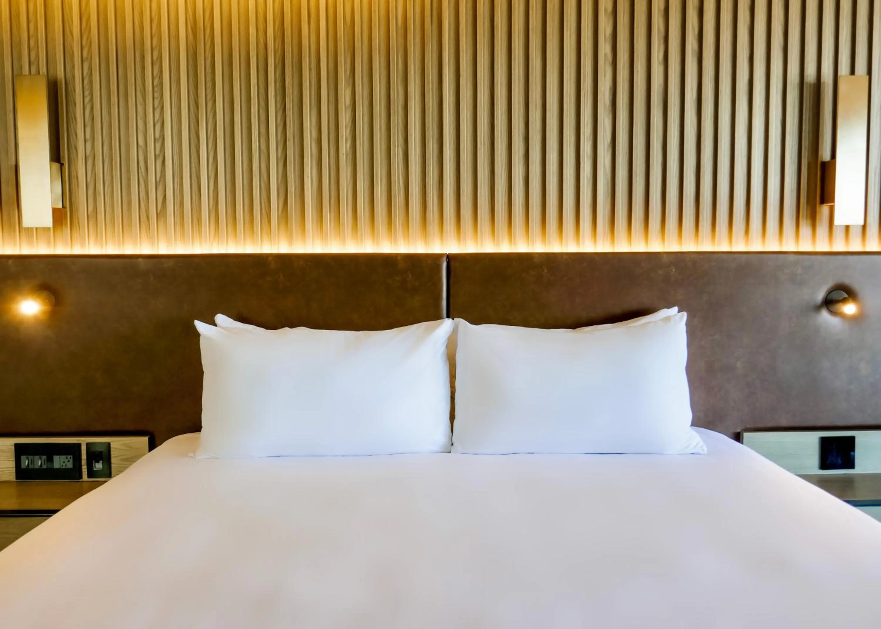 Bedroom, Bed in La Jolla Cove Suites