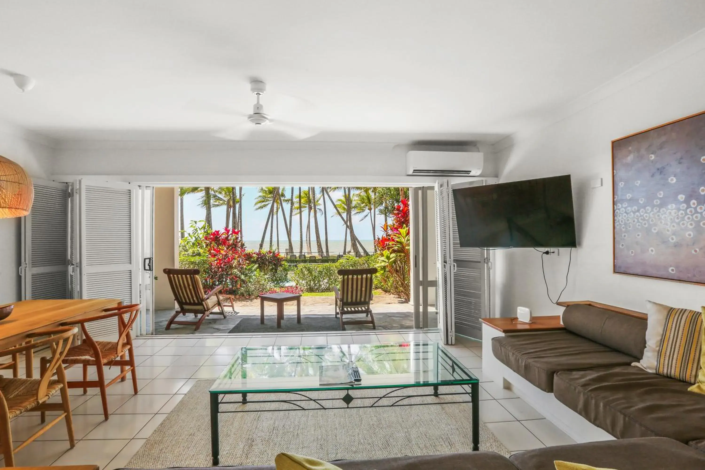 1 Bedroom Beach Front Apartment - Free Parking, WiFi and Daily Beach Yoga in Alamanda Palm Cove by Lancemore 1 Bedroom Beach Front Apartment - Free Parking, WiFi and Daily Beach Yoga in Alamanda Palm Cove by Lancemore