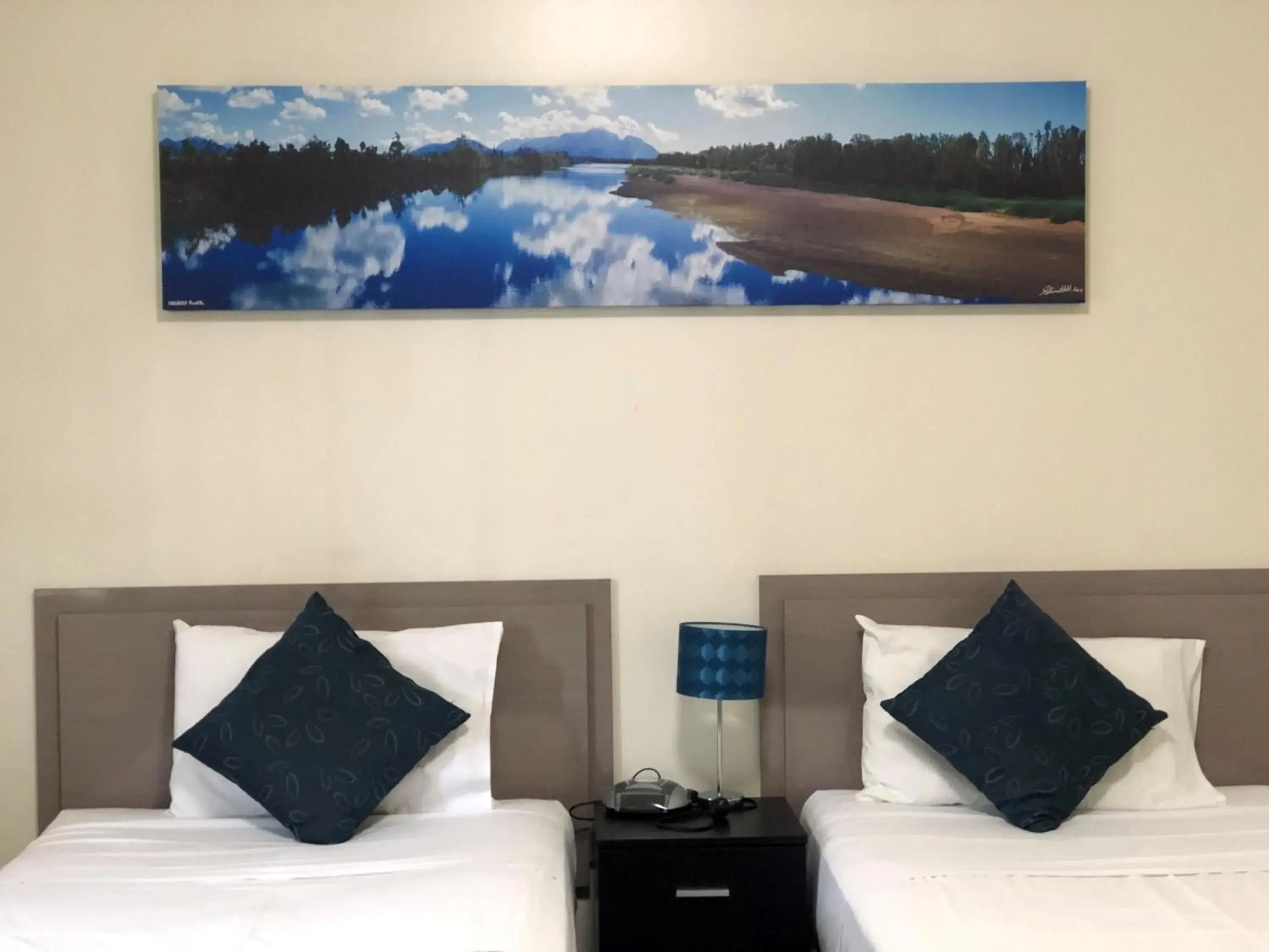 Queen Bed and King single Bedroom in Lees Hotel Queen Bed and King single Bedroom in Lees Hotel