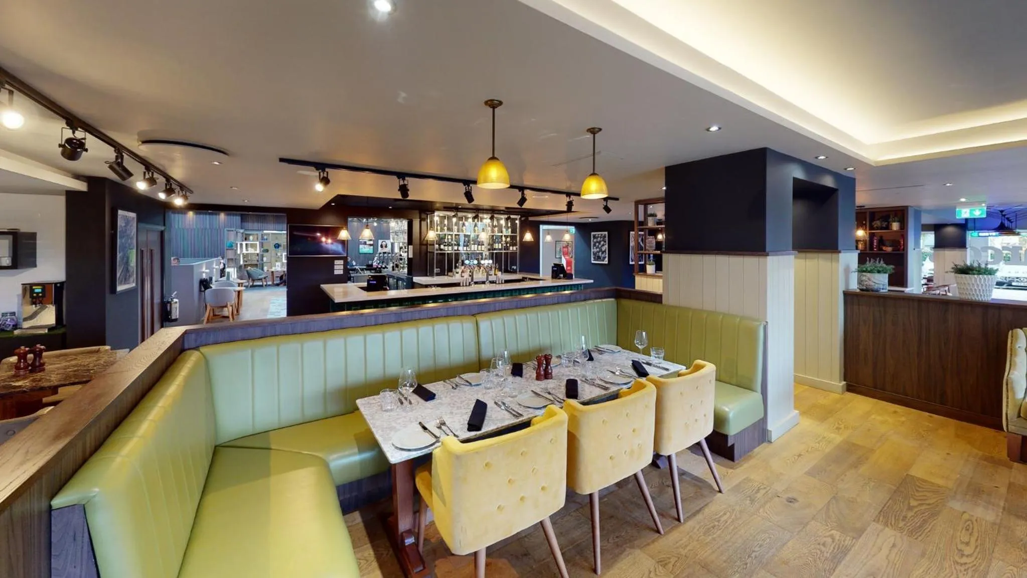 Restaurant/places to eat in Holiday Inn Milton Keynes Central by IHG