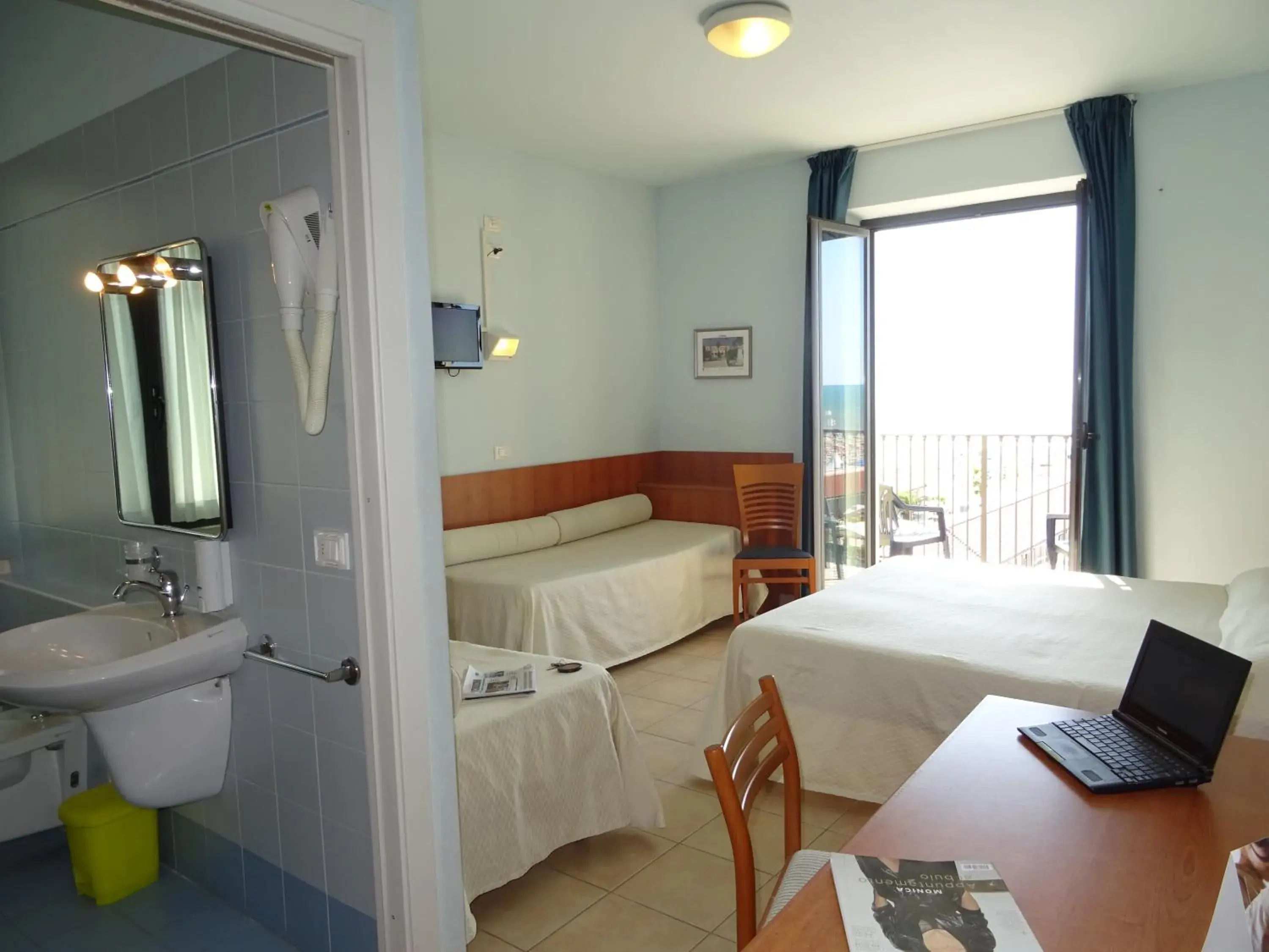 Quadruple Room with Balcony and Sea View in Hotel Sole E Mare Quadruple Room with Balcony and Sea View in Hotel Sole E Mare