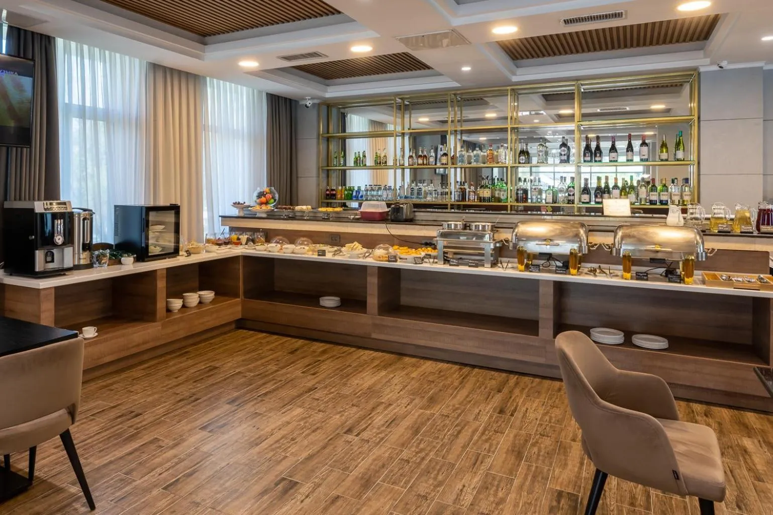 Restaurant/places to eat in Renion Residence Hotel