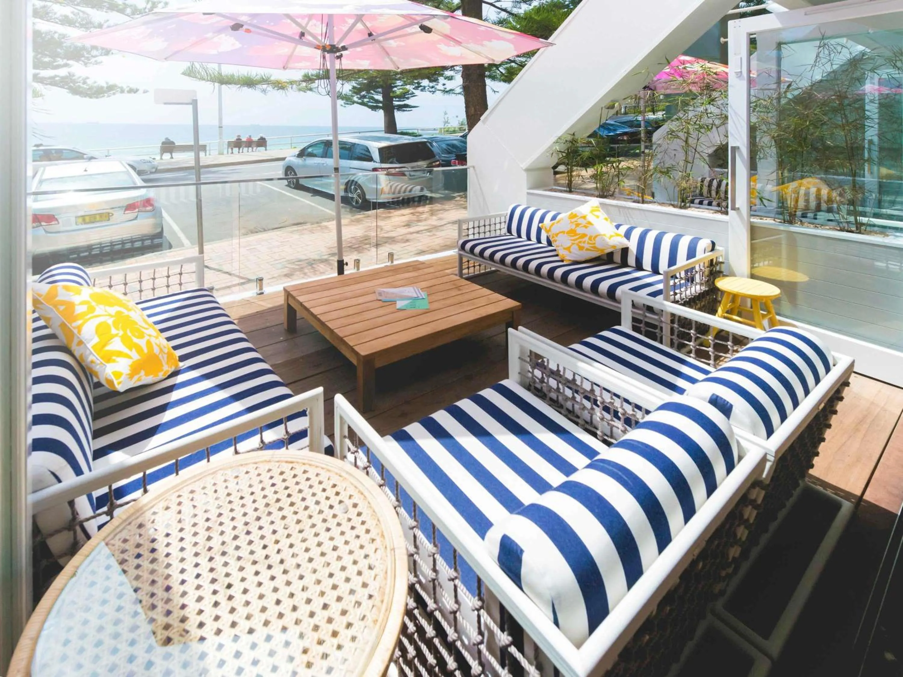 Lounge or bar in Novotel Wollongong Northbeach