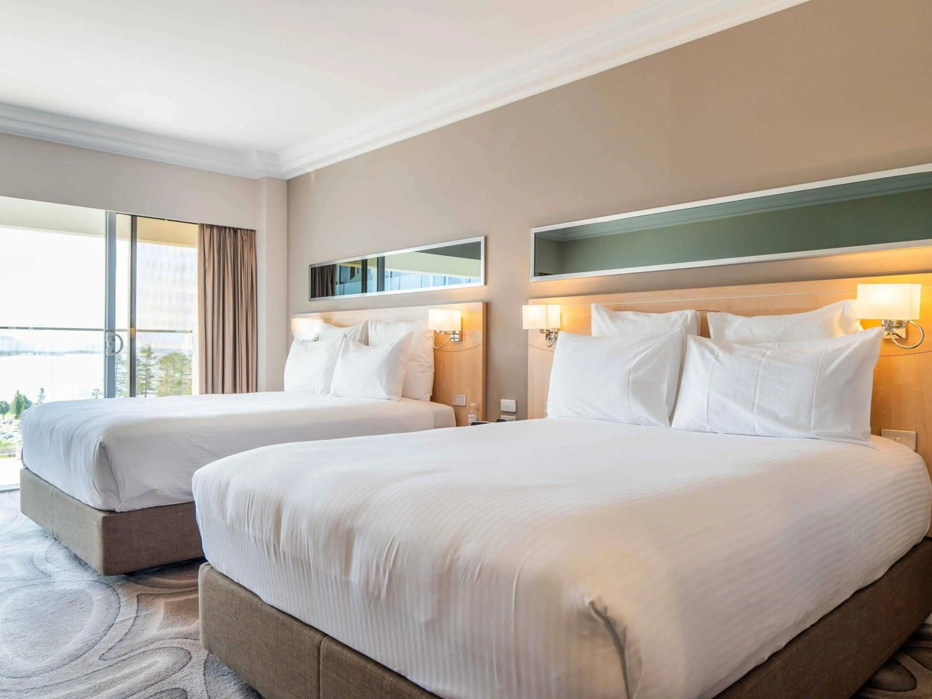 Property building, Bed in Novotel Wollongong Northbeach