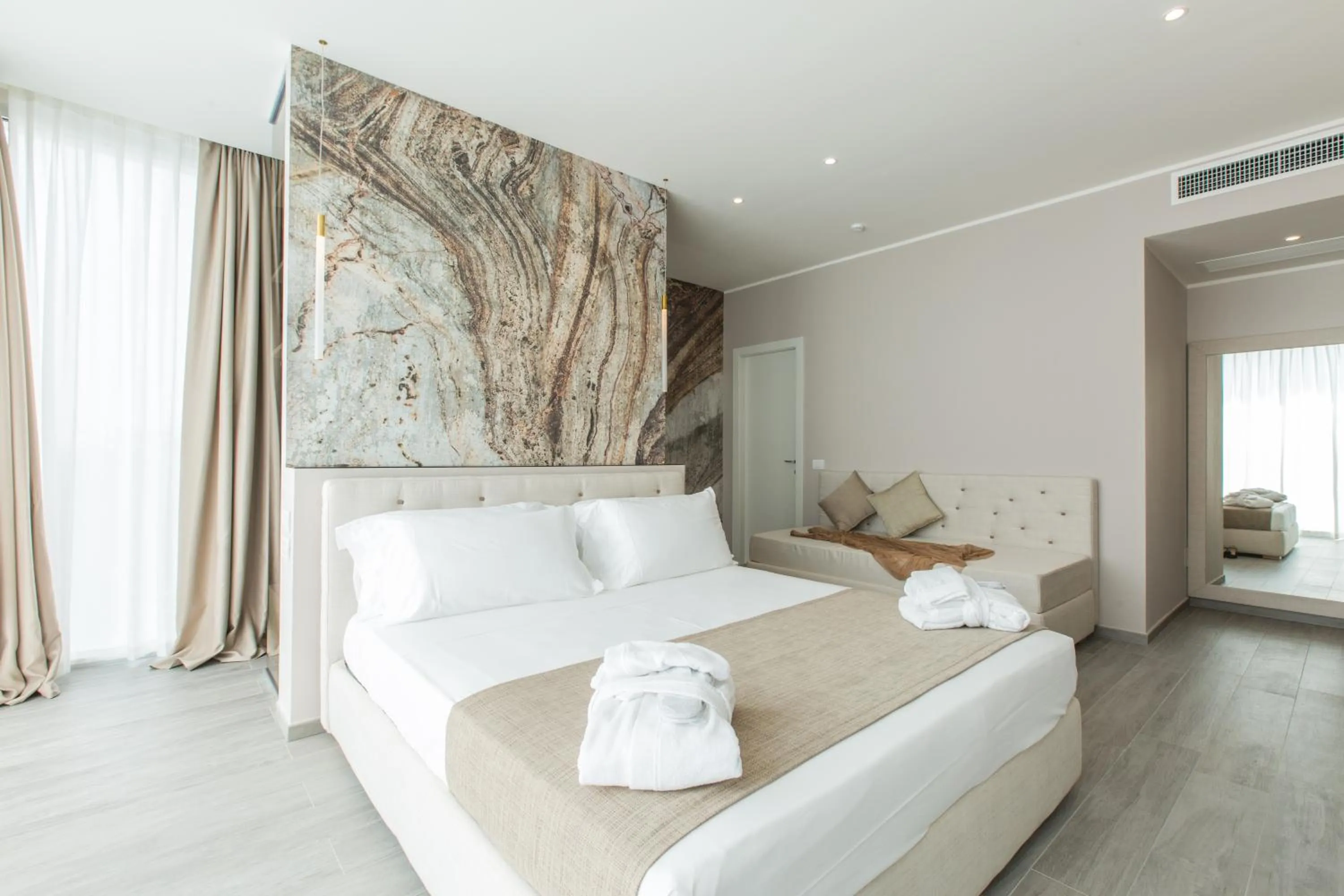 Photo of the whole room, Bed in Hotel Luxor