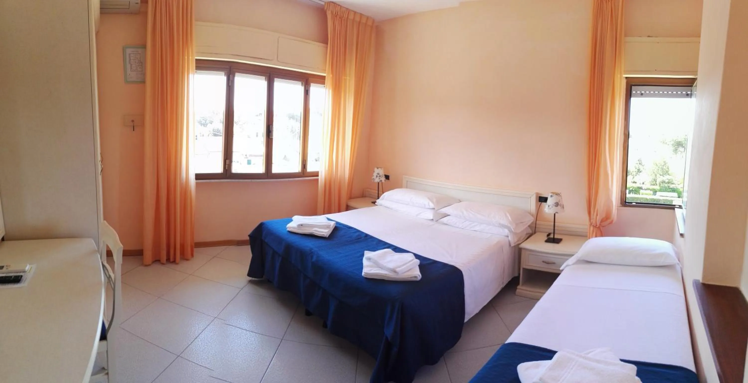 Photo of the whole room, Bed in Hotel Elizabeth