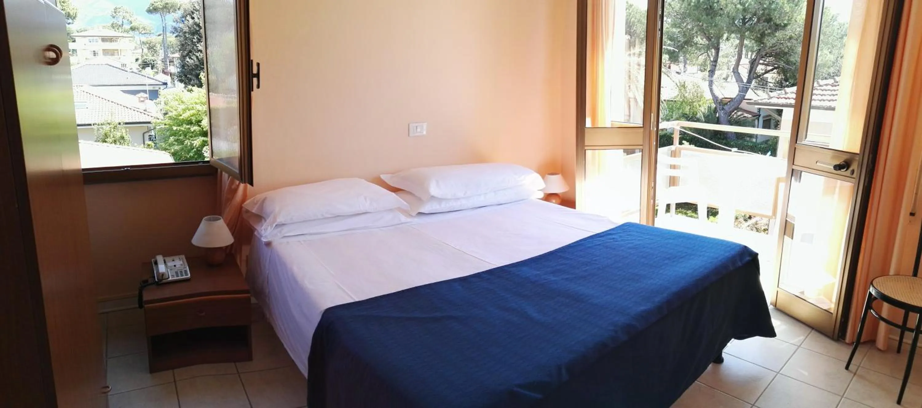 Photo of the whole room, Bed in Hotel Elizabeth