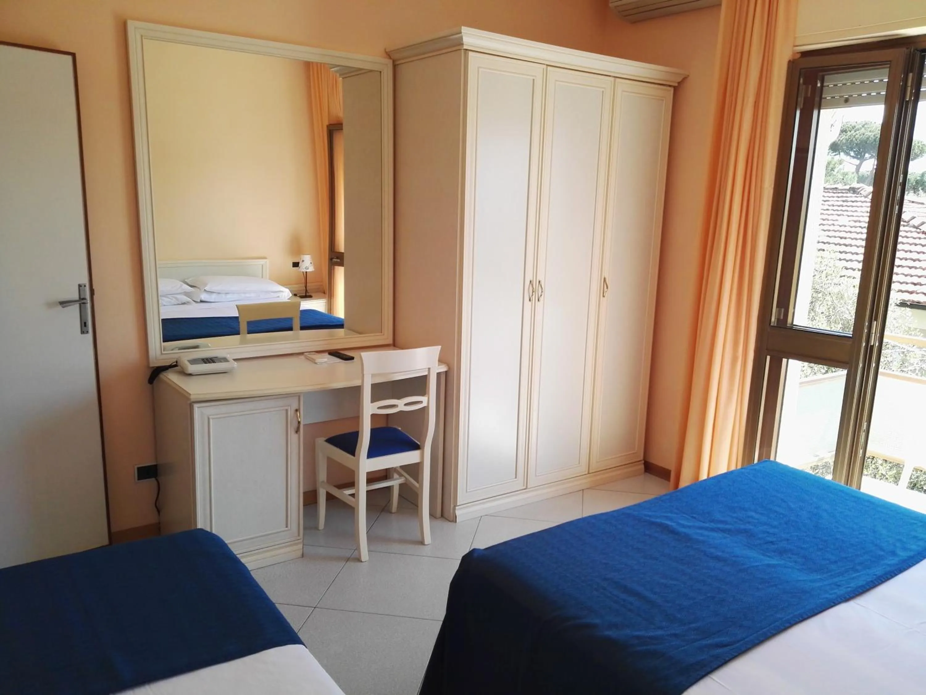 Photo of the whole room, Bed in Hotel Elizabeth