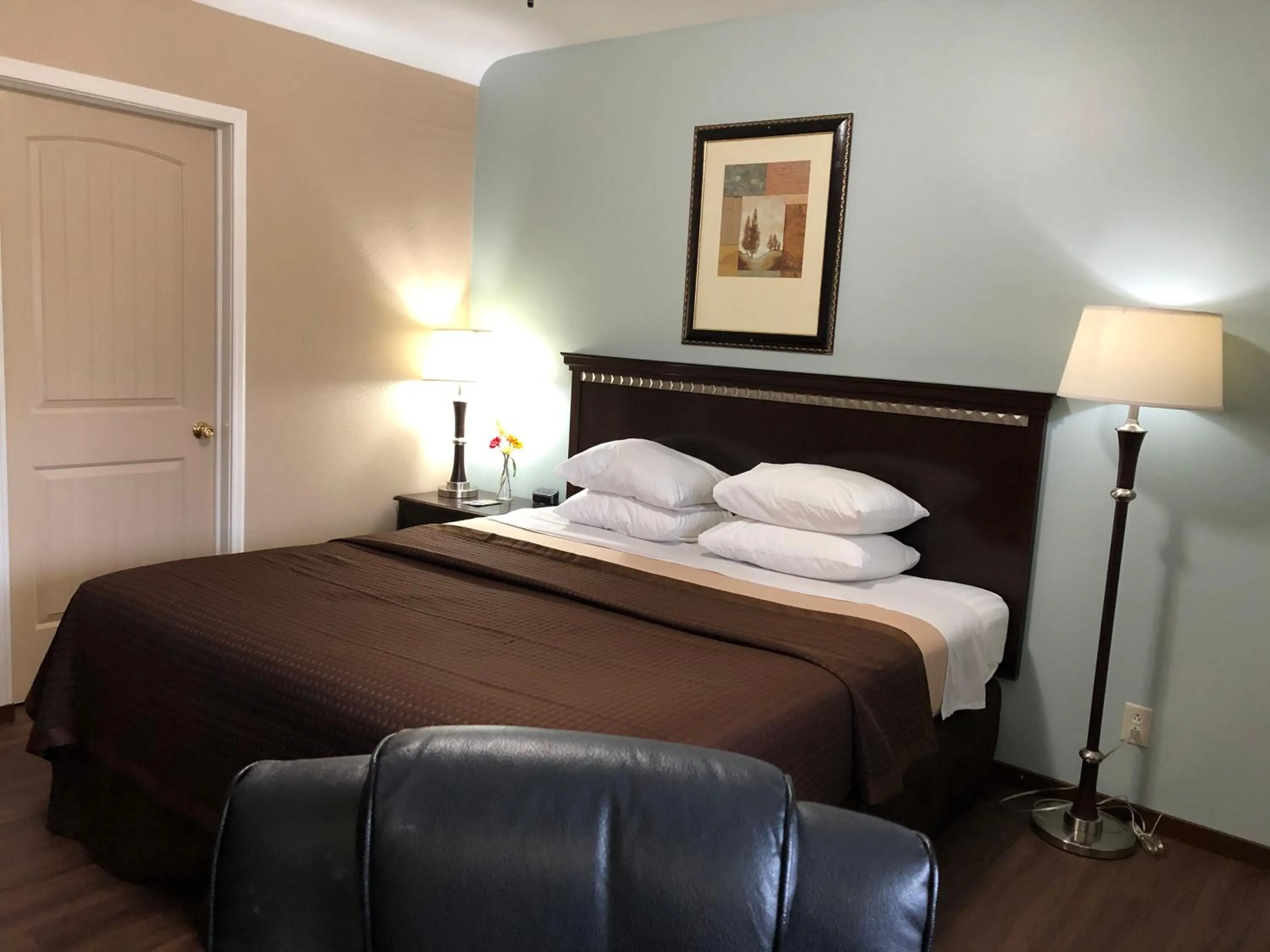 Bed in Value Inn Motel EUGENE AIRPORT