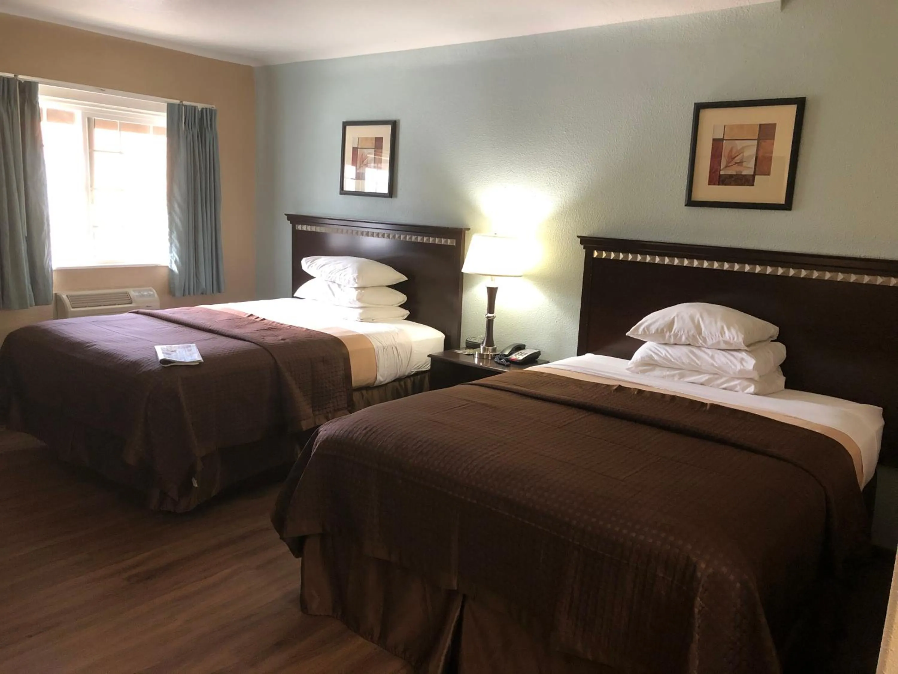 Bed in Value Inn Motel EUGENE AIRPORT