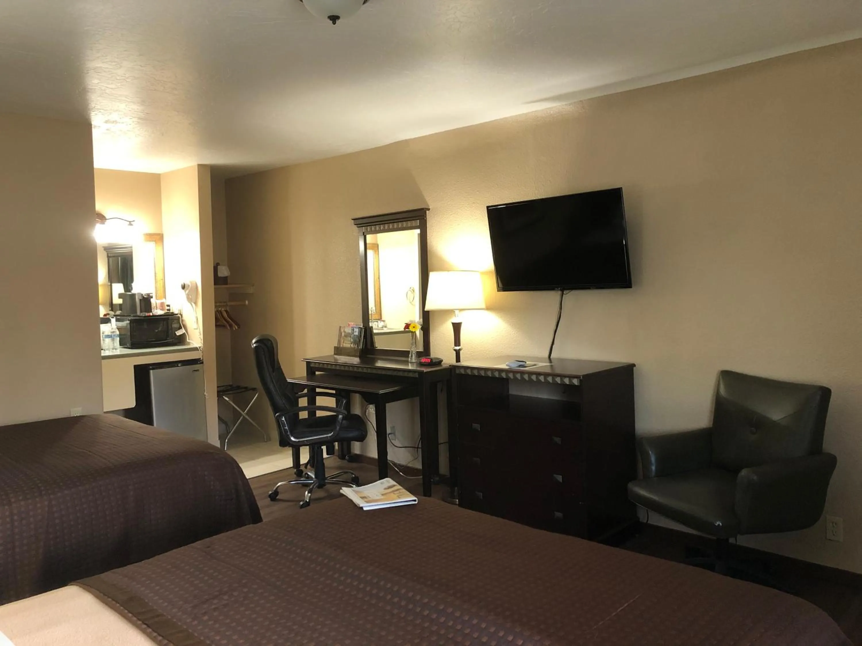 Bed in Value Inn Motel EUGENE AIRPORT