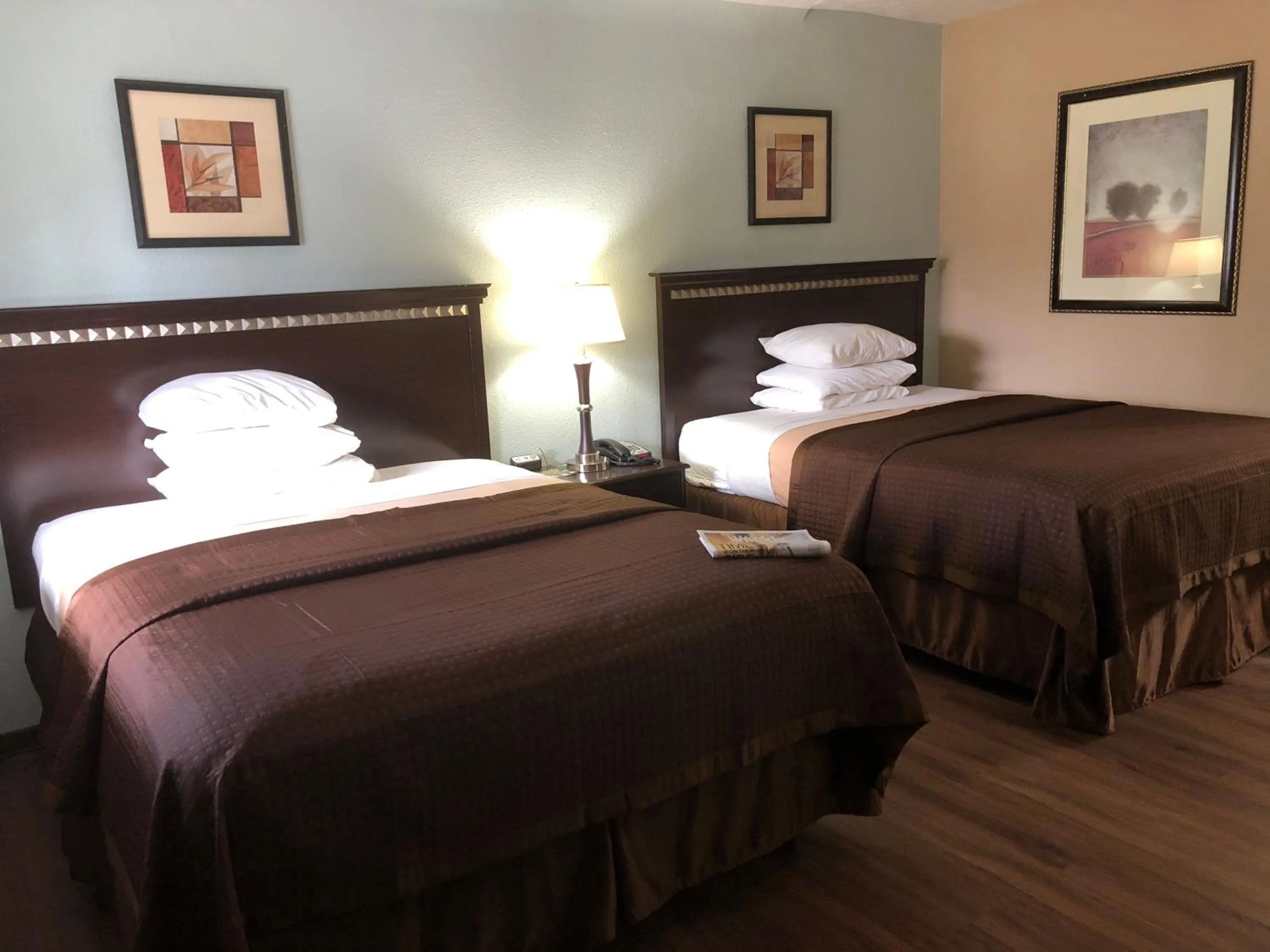 Bed in Value Inn Motel EUGENE AIRPORT