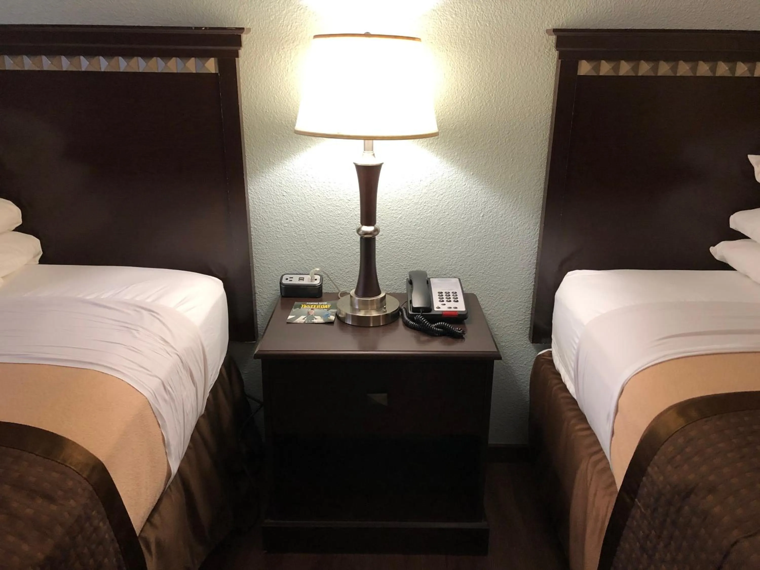 Bed in Value Inn Motel EUGENE AIRPORT