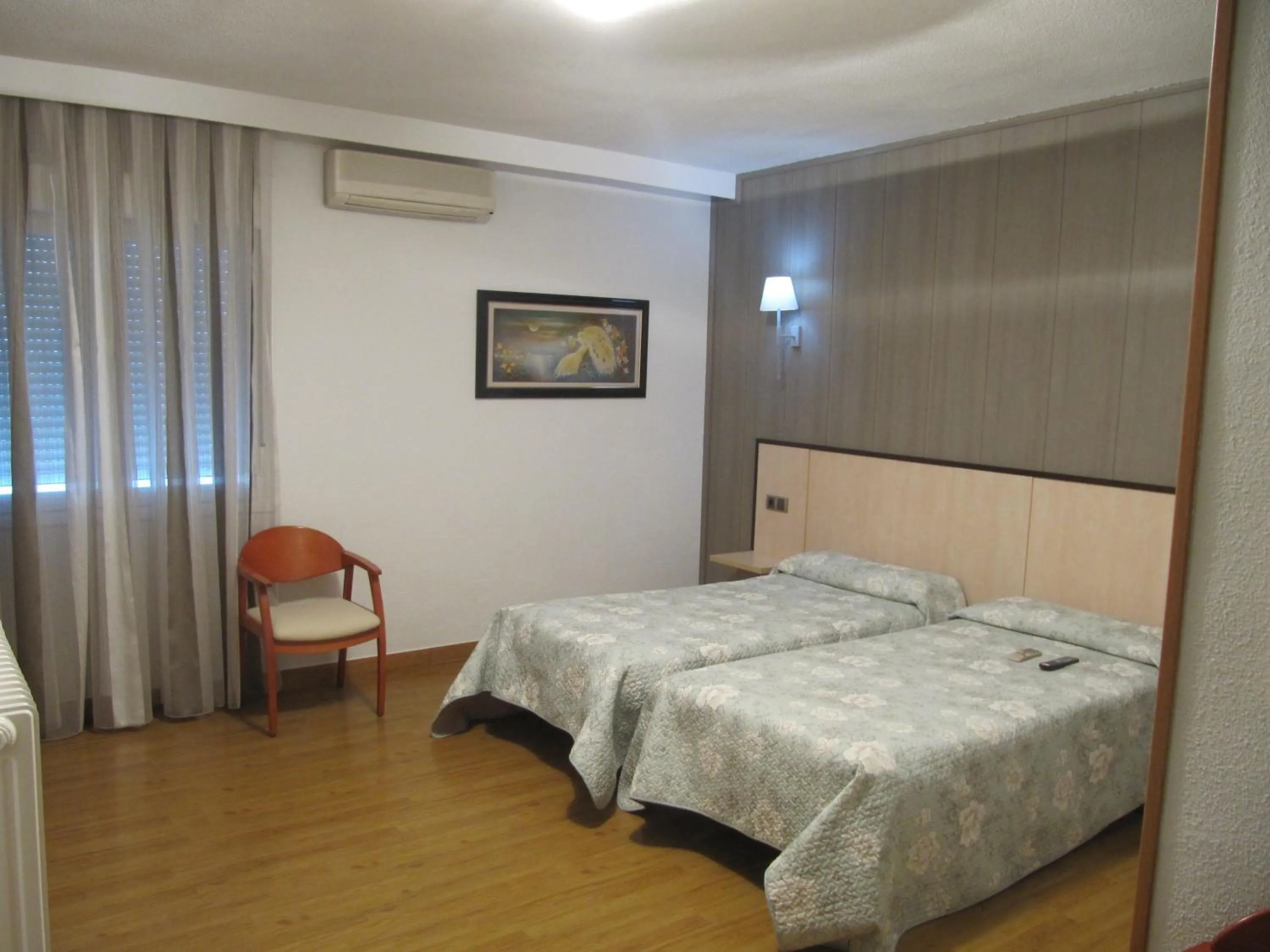 Bedroom, Bed in Hotel Corona de Castilla