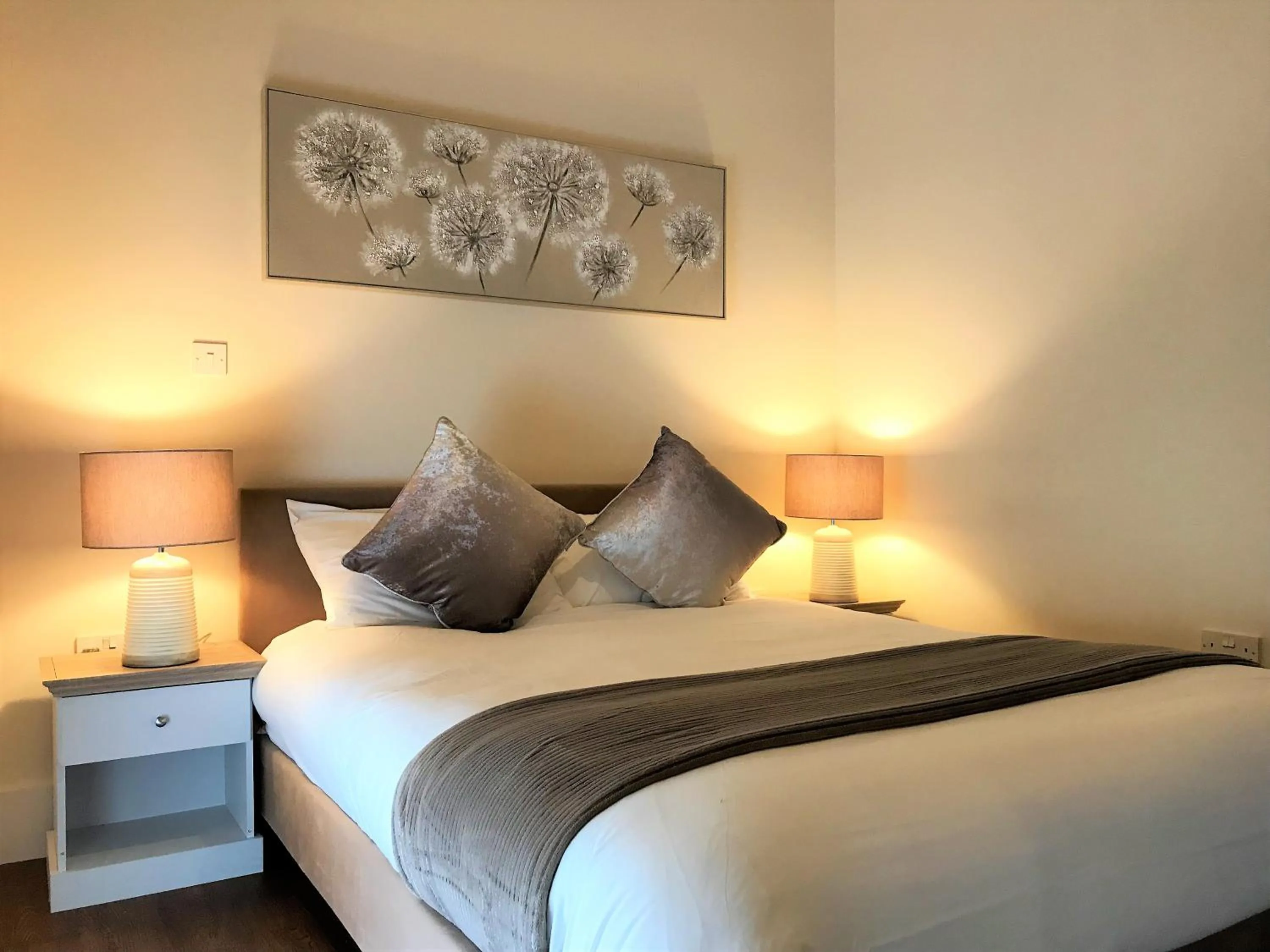 Bedroom, Bed in Ice House Apartments