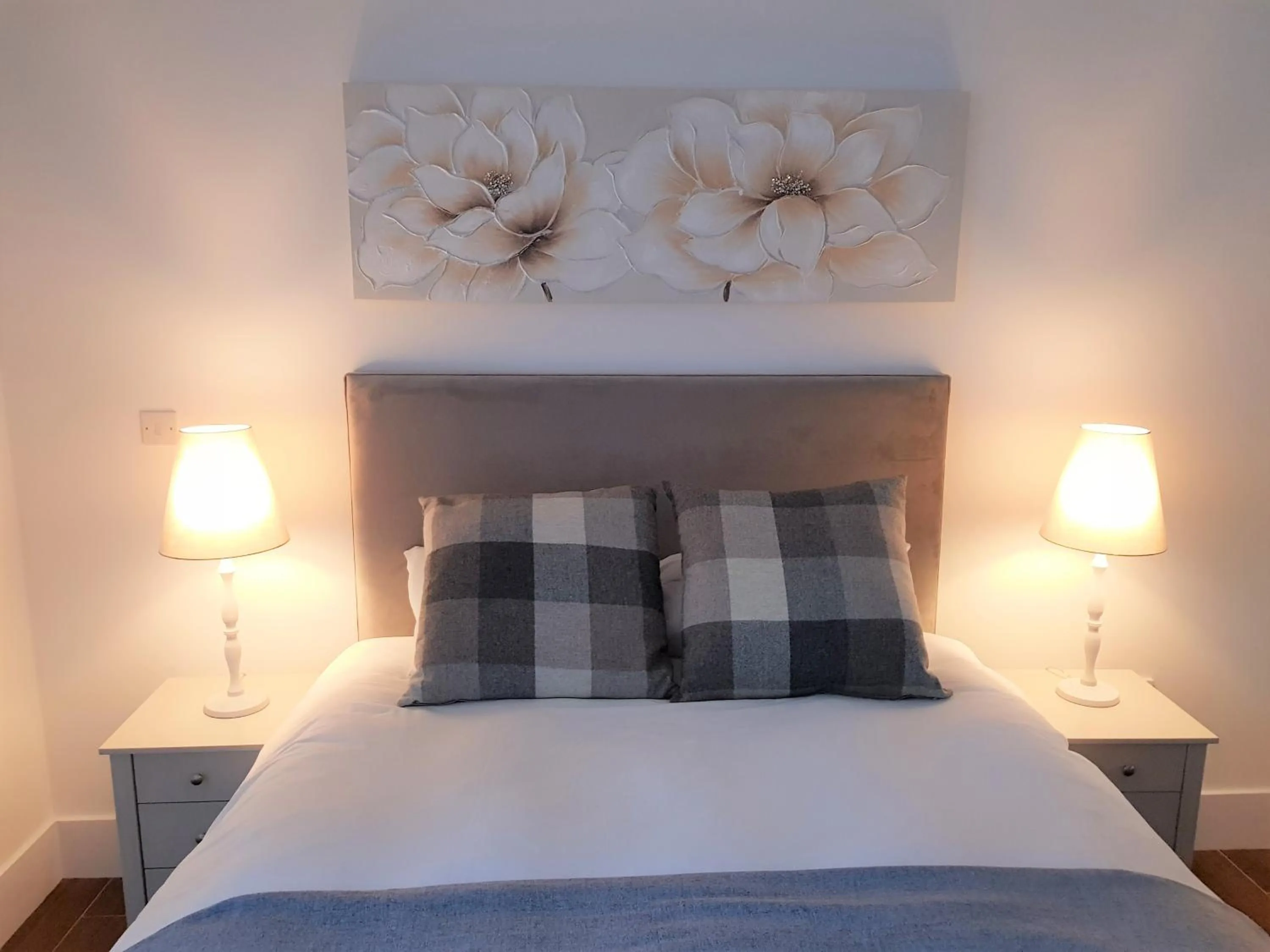 Bedroom, Bed in Ice House Apartments