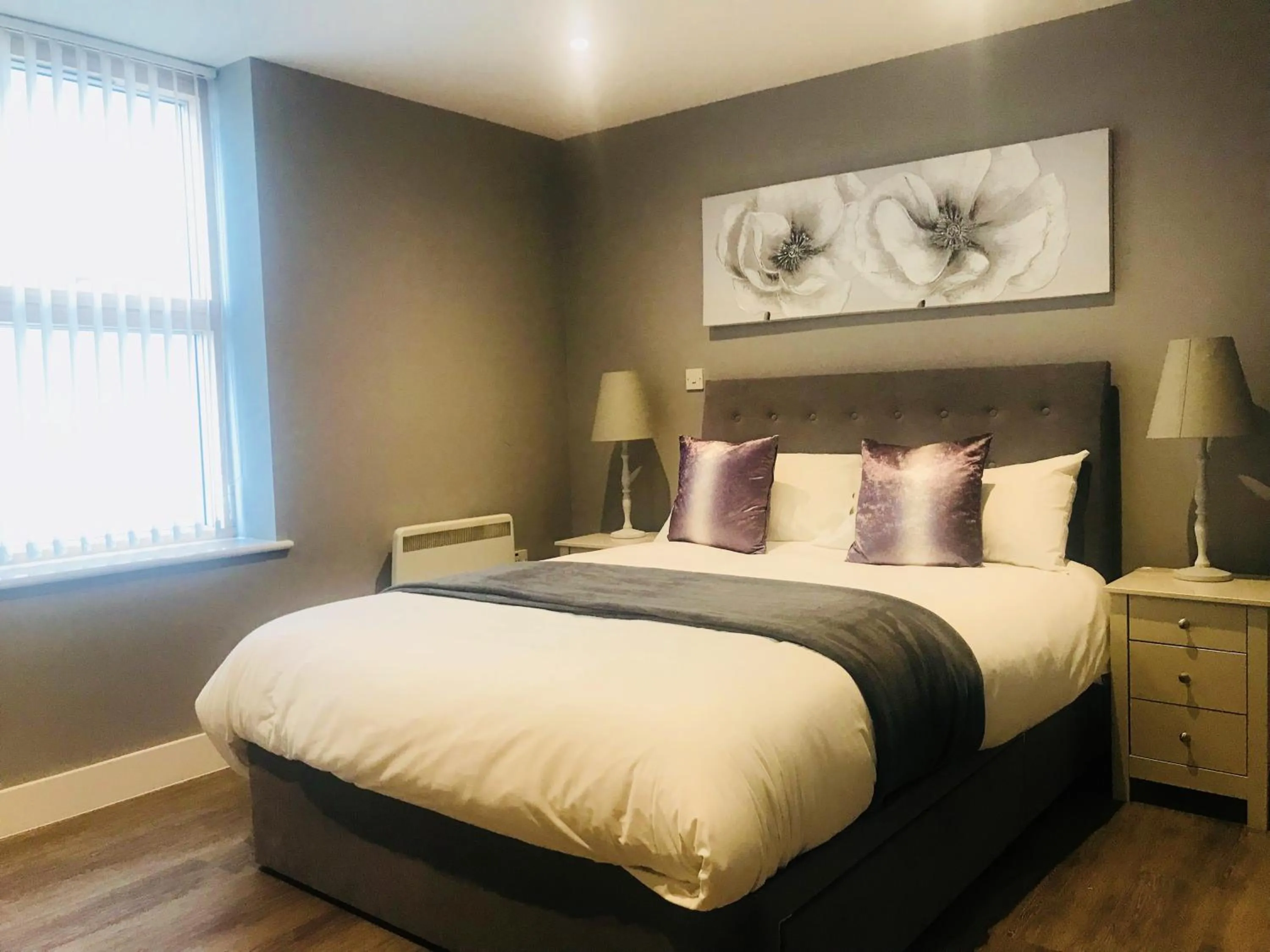 Bedroom, Bed in Ice House Apartments