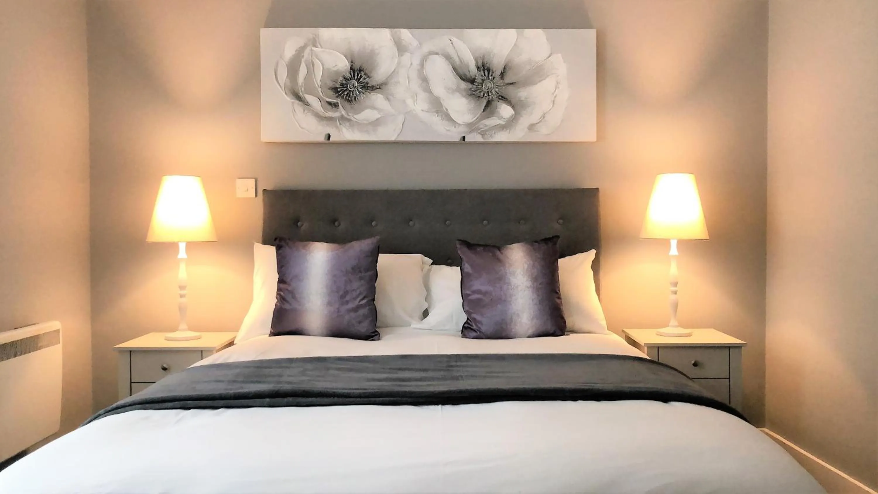 Bedroom, Bed in Ice House Apartments