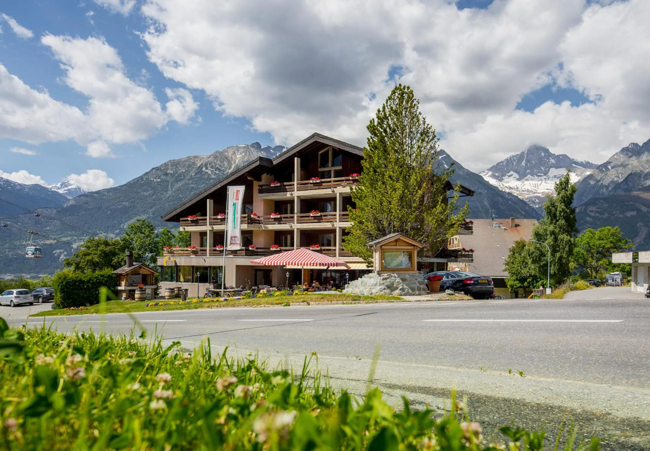 Facade/entrance in Sporthotel Walliserhof