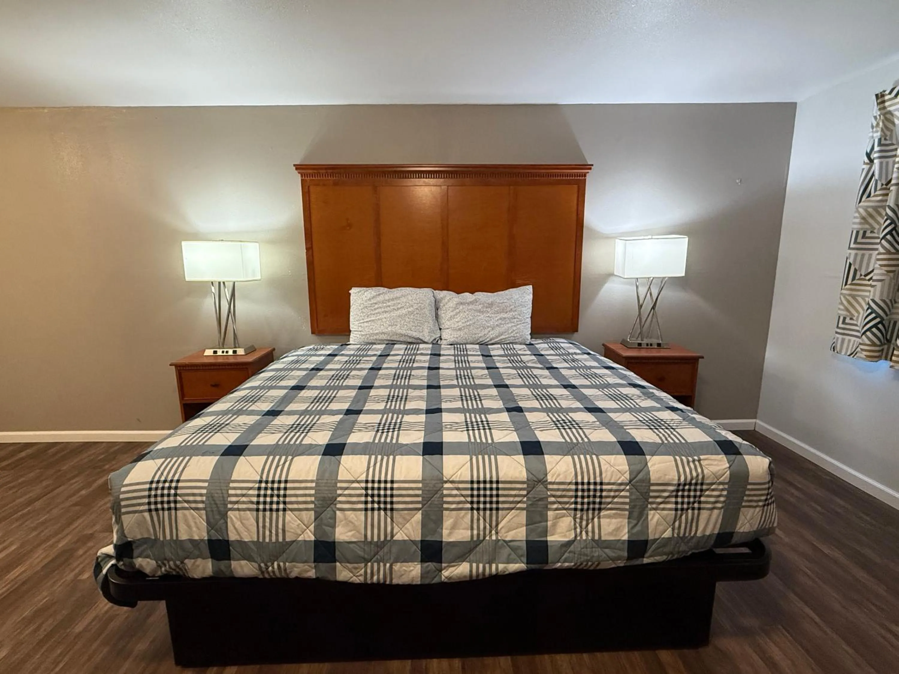 Bedroom, Bed in Budget Inn Bend