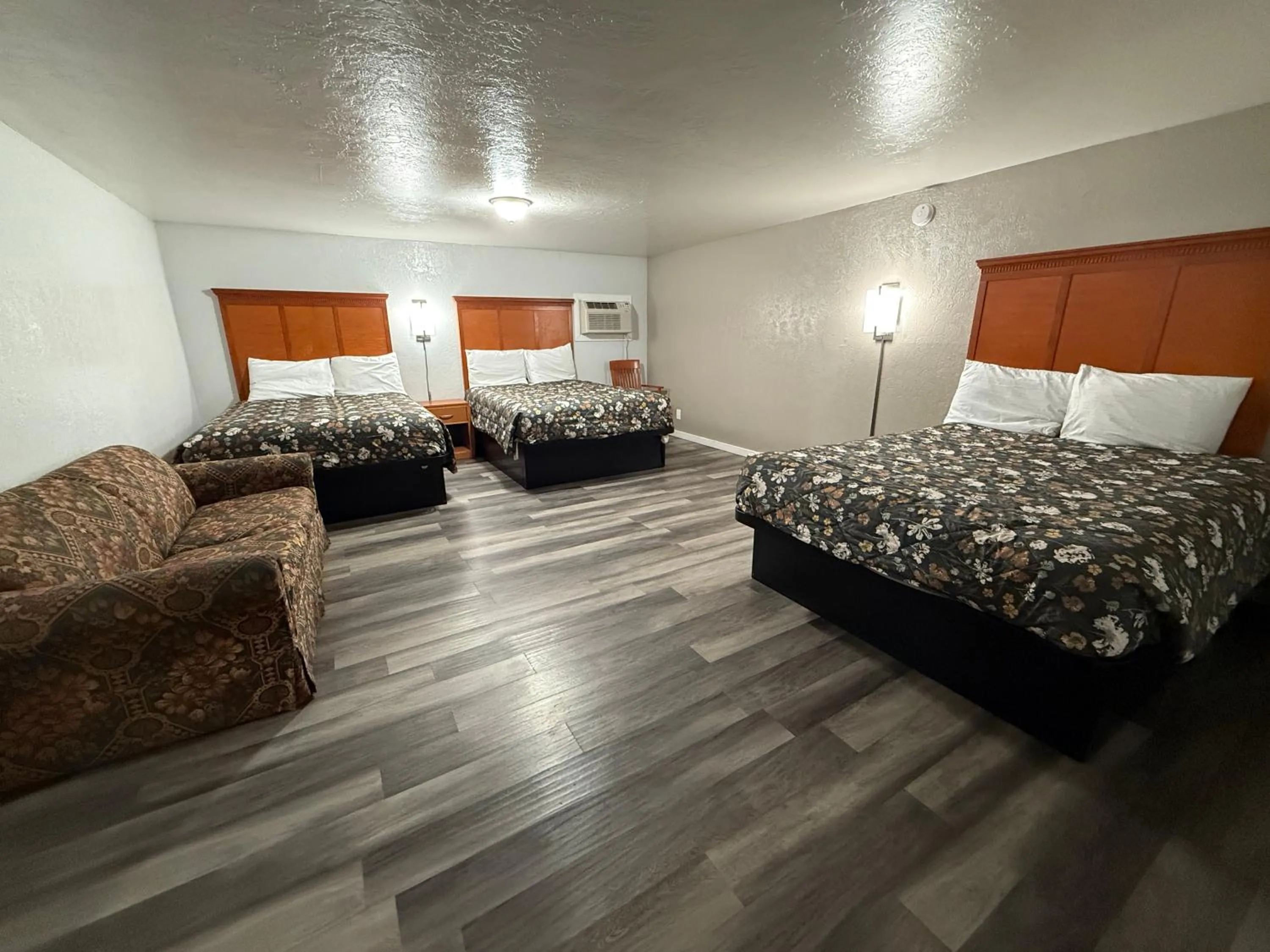 Bedroom, Bed in Budget Inn Bend