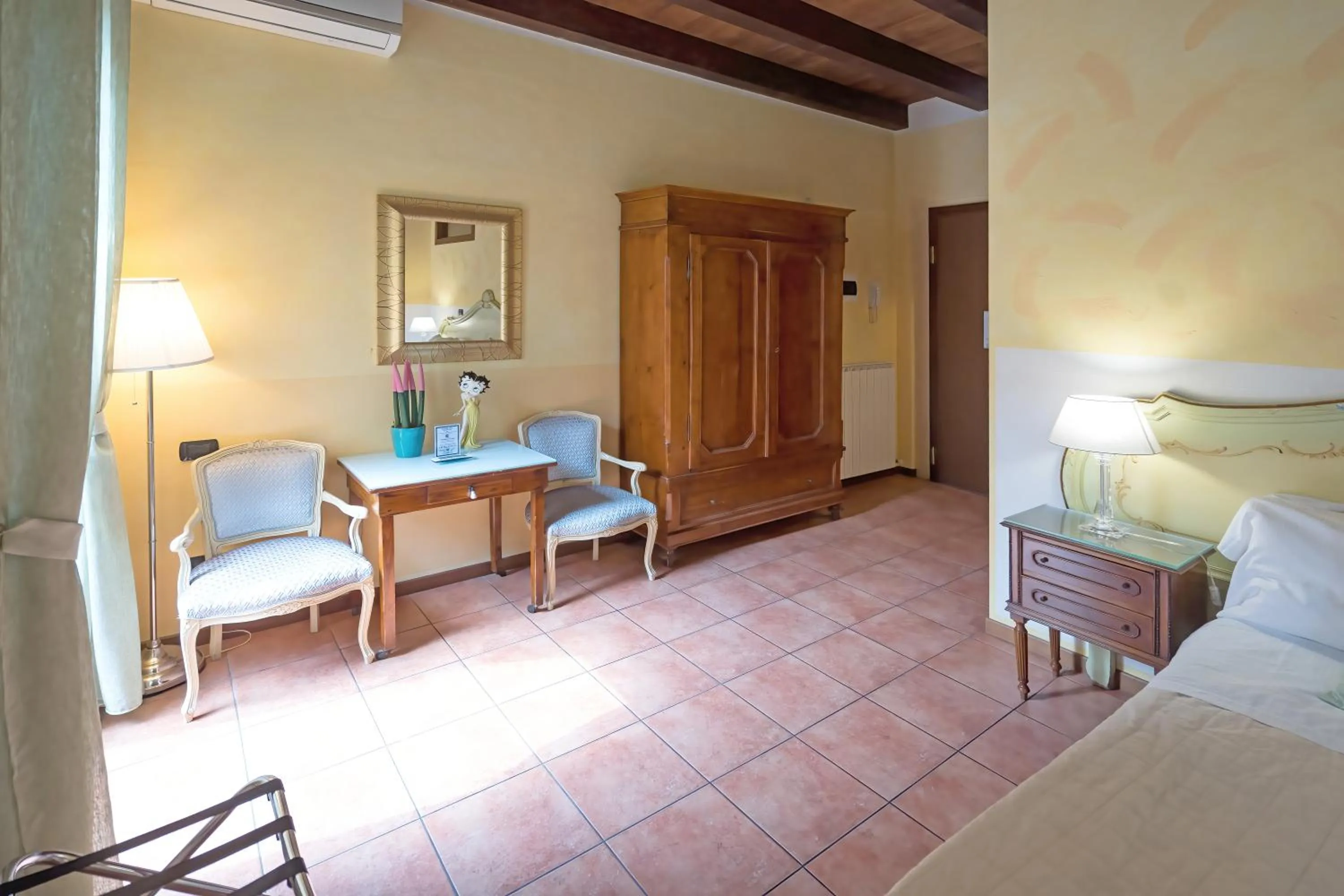 Photo of the whole room, Bed in Veronetta House