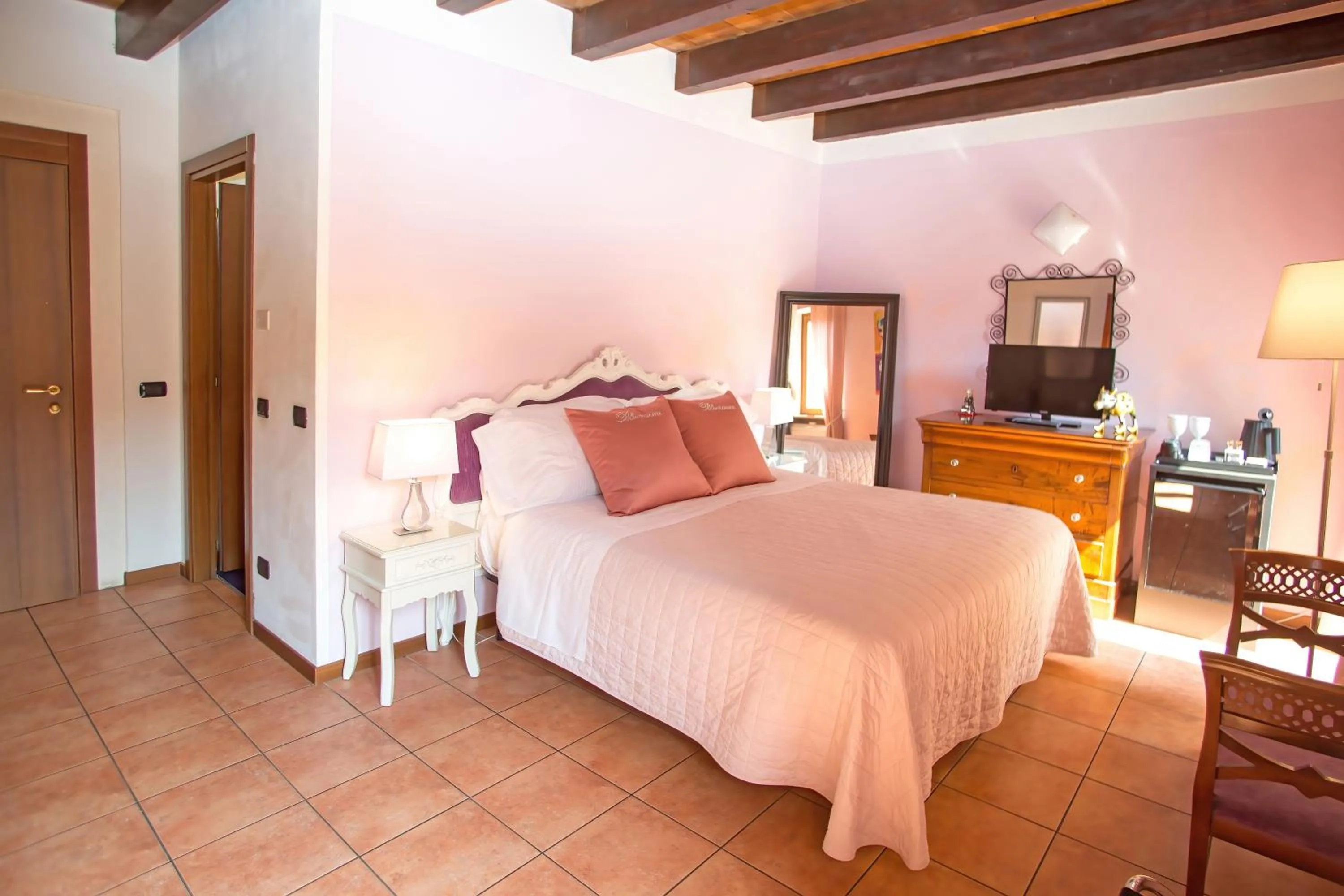 Photo of the whole room, Bed in Veronetta House