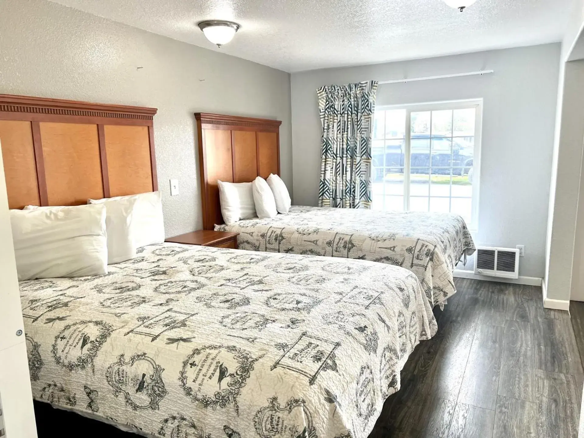 2 Queen Beds Suite with Kitchenette in Royal Gateway Motel by OYO 2 Queen Beds Suite with Kitchenette in Royal Gateway Motel by OYO