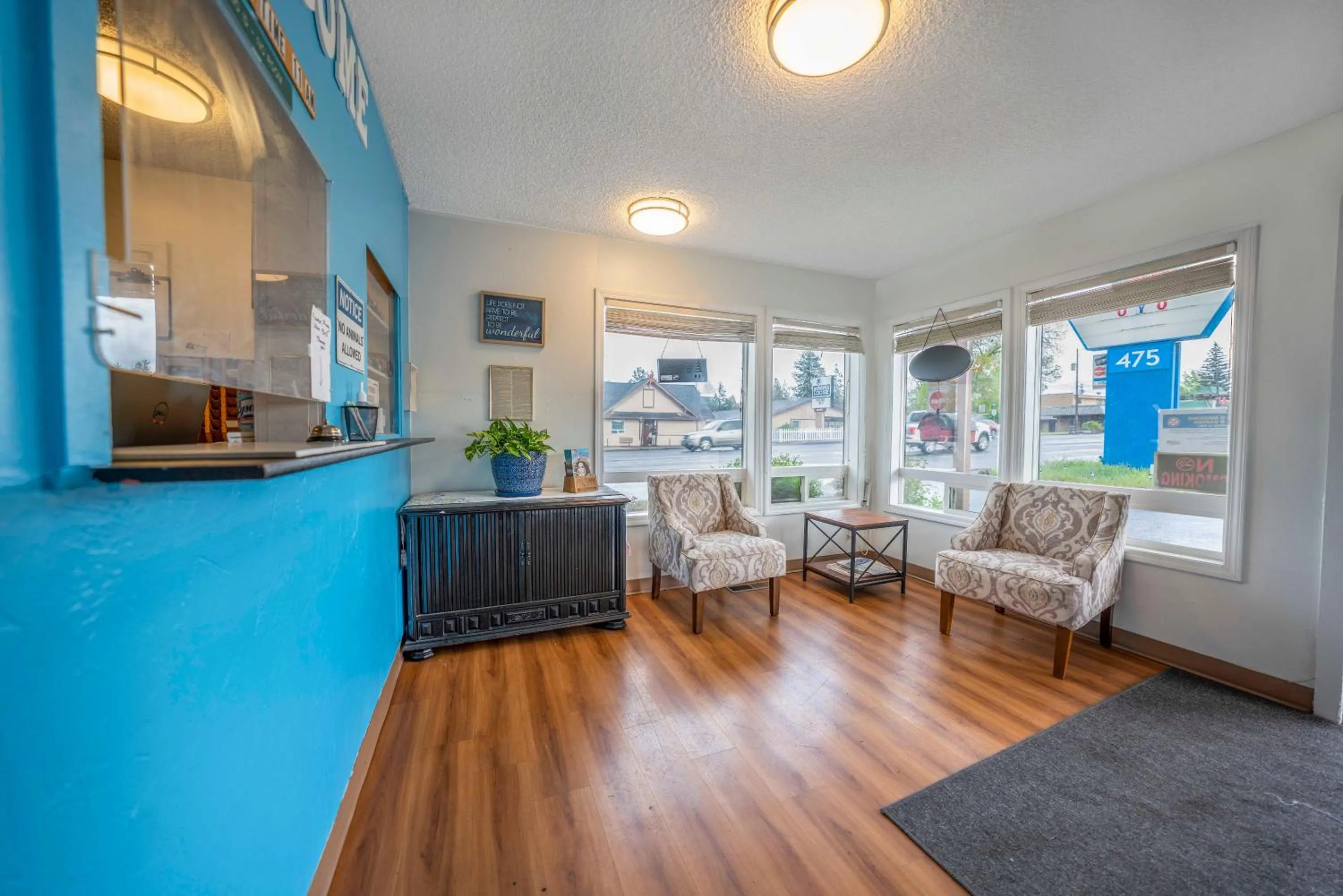 Lobby or reception in Royal Gateway Motel by OYO