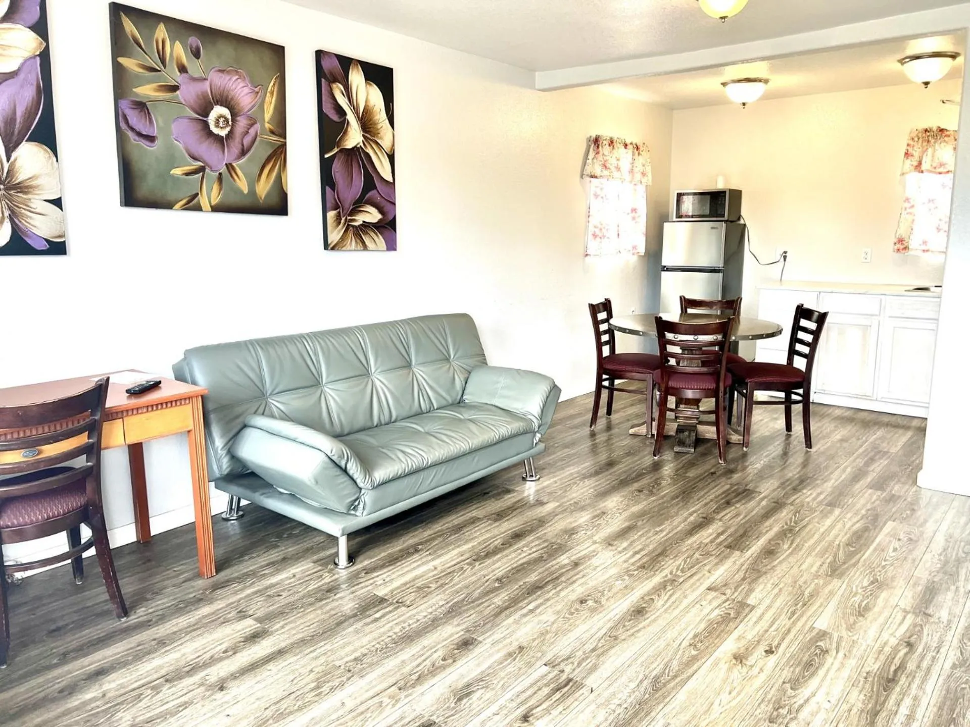 Dining area in Royal Gateway Motel by OYO