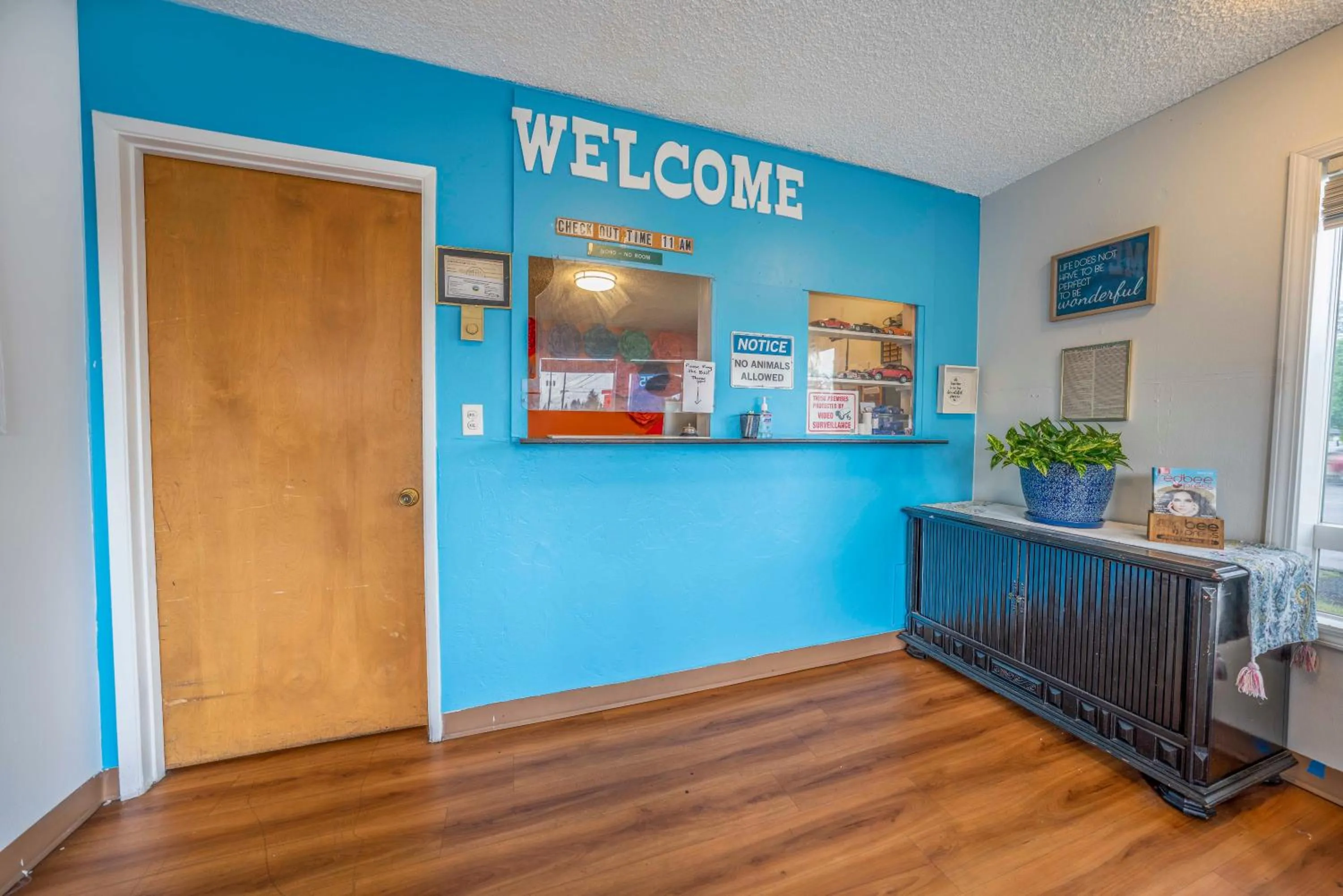 Lobby or reception in Royal Gateway Motel by OYO