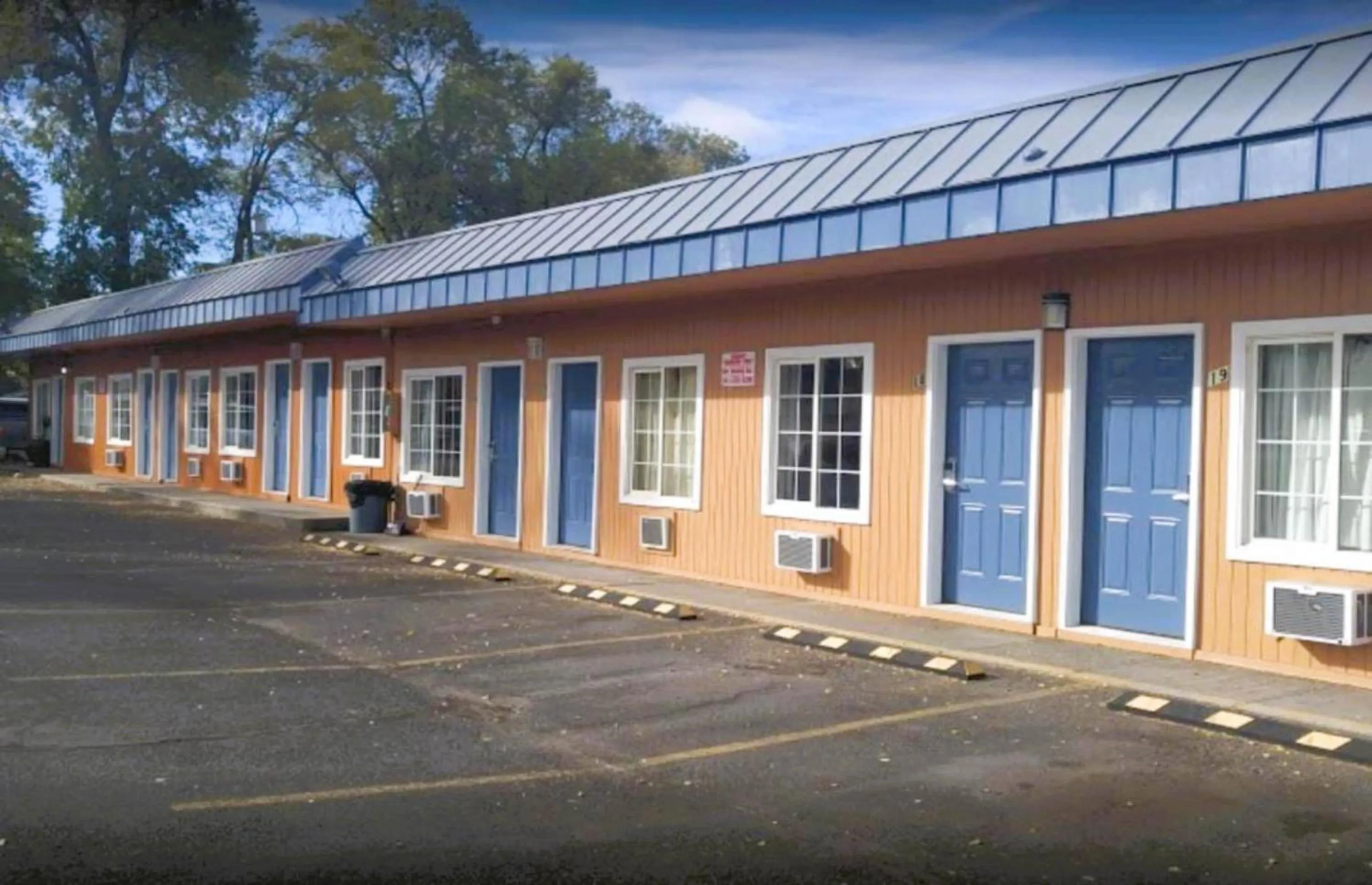 Facade/entrance in Royal Gateway Motel by OYO