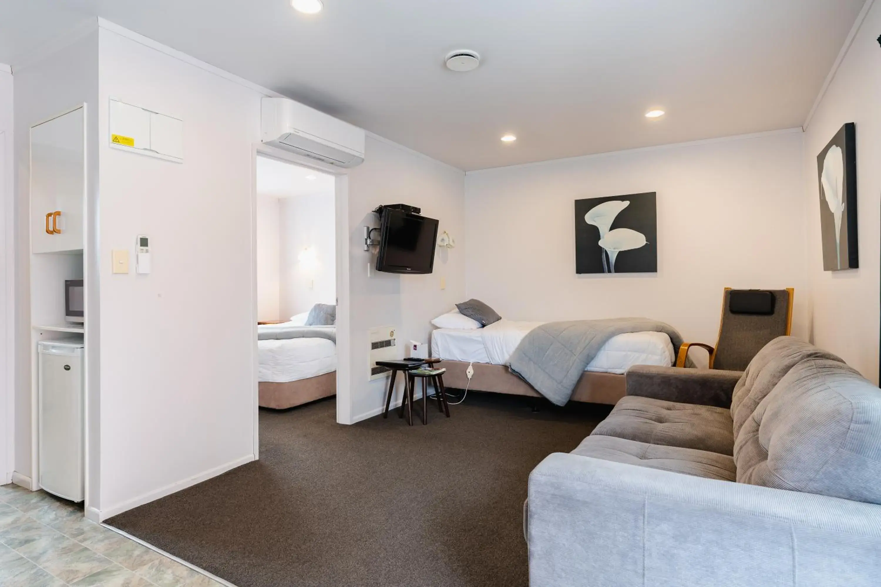 King One Bedroom Unit in Highway Lodge Motel King One Bedroom Unit in Highway Lodge Motel