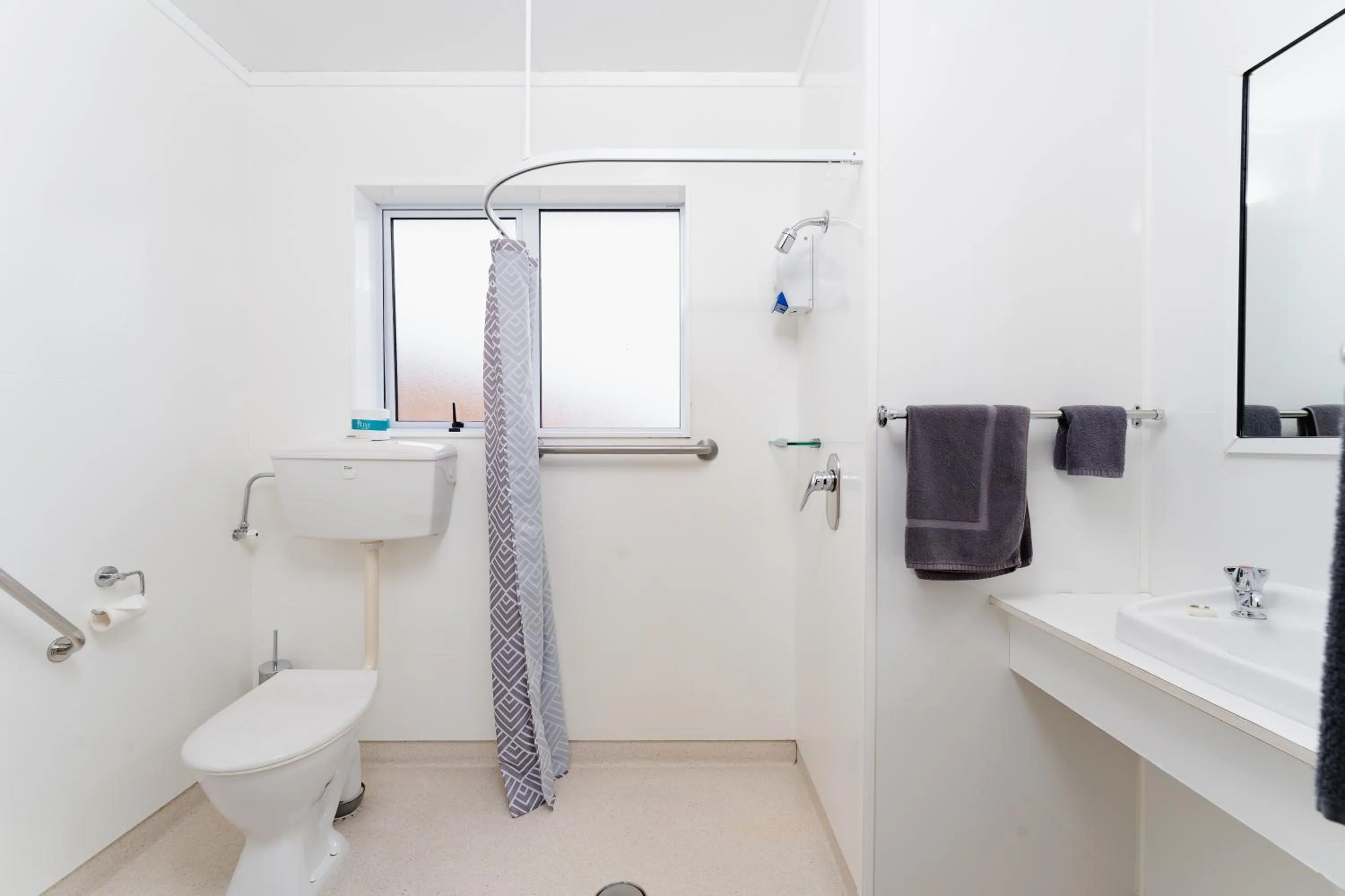 Bathroom in Highway Lodge Motel