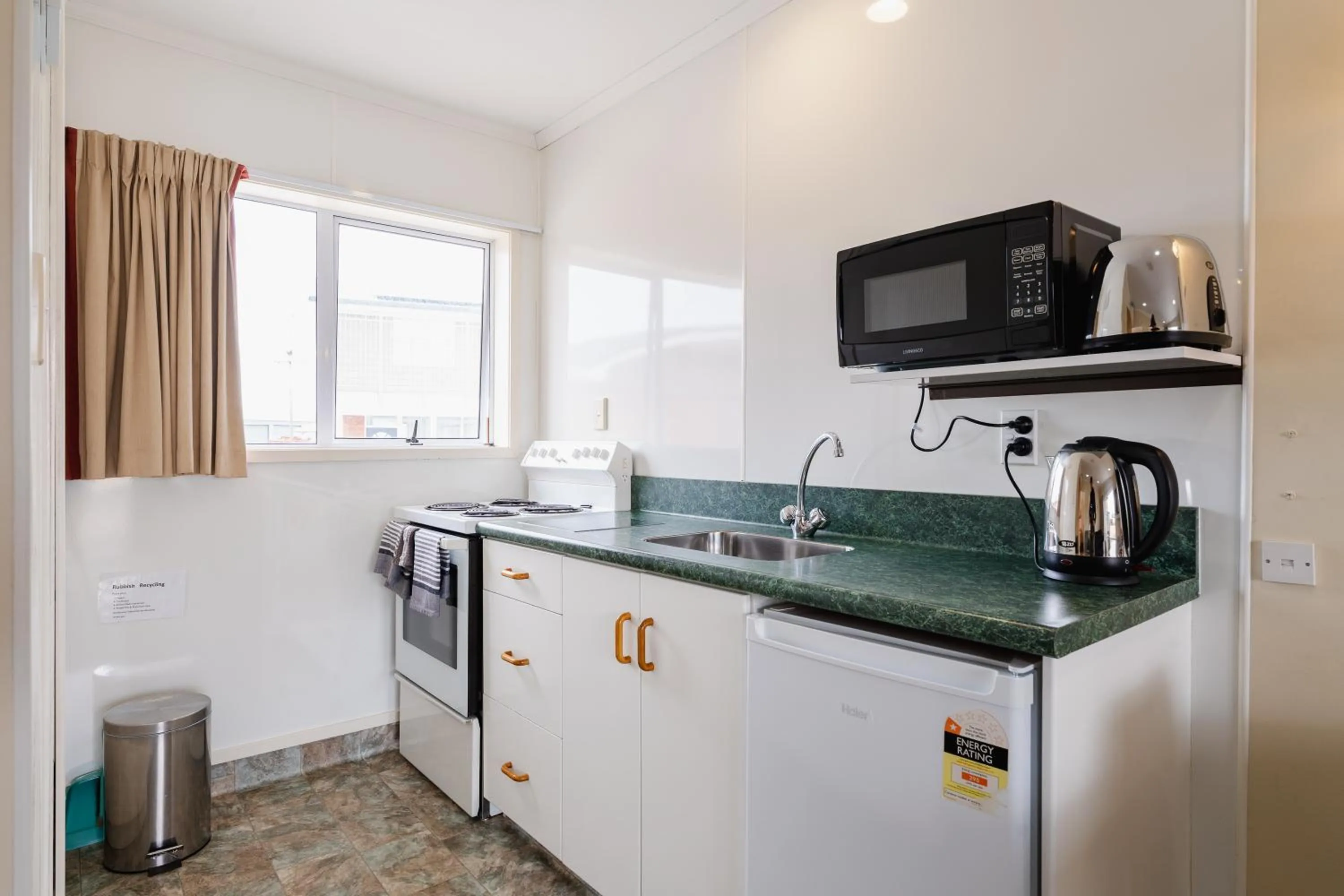 Kitchen or kitchenette in Highway Lodge Motel