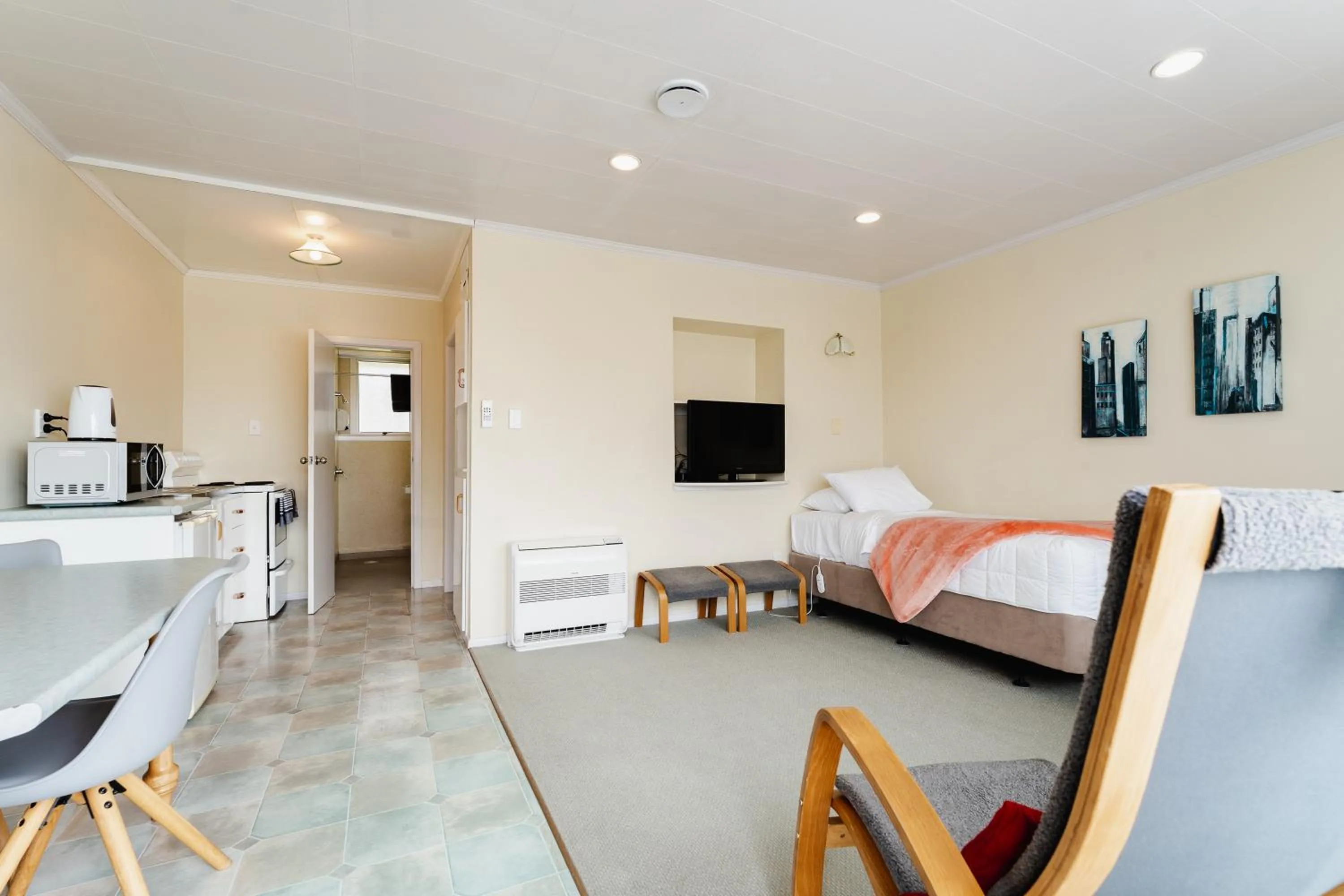 Kitchen or kitchenette, Bed in Highway Lodge Motel