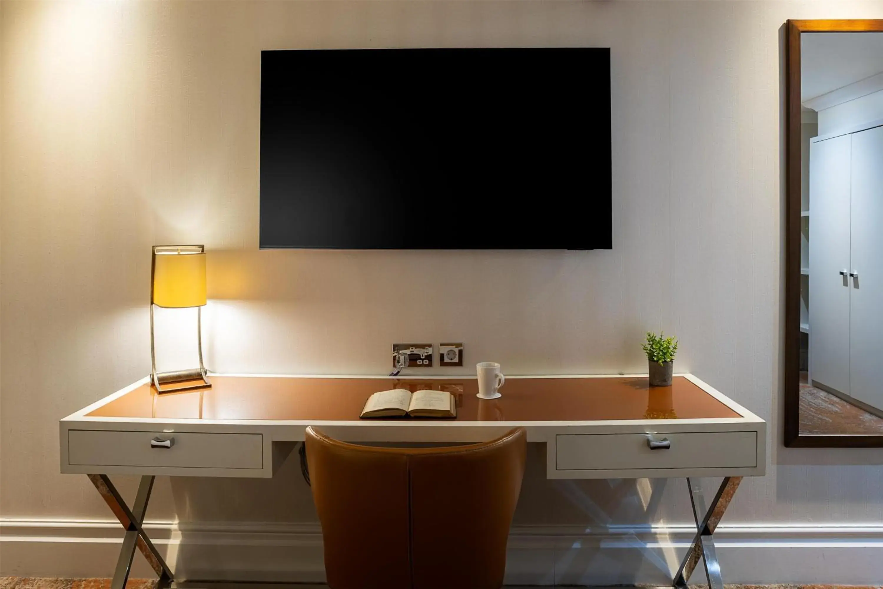 Grand Superior Queen room with two double bed in Hilton London Hyde Park Grand Superior Queen room with two double bed in Hilton London Hyde Park